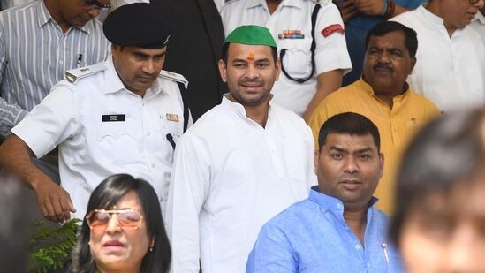 ತೇಜ್‌ ಪ್ರತಾಪ್ ಯಾದವ್ ಅವರು ನಿನ್ನ(ಶನಿವಾರ) ಸೋಷಿಯಲ್ ಮೀಡಿಯಾದ ವರ್ತನೆ ವಿಚಿತ್ರವಾಗಿತ್ತು. ಅನುಷ್ಕಾ ಯಾದವ್ ಜತೆಗಿನ ತನ್ನ ಈ ಸಂಬಂಧದ ಪೋಸ್ಟ್‌ಗಳನ್ನು ಫೇಸ್‌ಬುಕ್‌ನಲ್ಲಿ ಎರಡು ಸಲ ಹಾಗೂ ಎಕ್ಸ್‌ನಲ್ಲಿ ಒಮ್ಮೆ ಡಿಲೀಟ್ ಮಾಡಿದ್ದರು ಎಂದು ಆಜ್‌ ತಕ್ ವರದಿ ಮಾಡಿದೆ. 