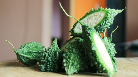 ಹಾಗಲಕಾಯಿ: ಬೇಸಿಗೆಯಲ್ಲಿ ಹೆಚ್ಚು ಇಷ್ಟಪಡುವ ತರಕಾರಿಗಳಲ್ಲಿ ಹಾಗಲಕಾಯಿ ಕೂಡ ಒಂದು. ಆದರೆ, ಮಾವಿನ ಹಣ್ಣು ತಿಂದ ನಂತರ ಅದನ್ನು ತಿನ್ನಬಾರದು ಎಂಬ ಅಂಶವನ್ನು ಎಚ್ಚರಿಕೆಯಿಂದ ಗಮನಿಸಬೇಕು. ಈ ಎರಡು ಆಹಾರಗಳನ್ನು ಒಟ್ಟಿಗೆ ಸೇವಿಸಿದರೆ ವಾಕರಿಕೆ ಮತ್ತು ವಾಂತಿಯಂತಹ ಸಮಸ್ಯೆ ಎದುರಾಗಬಹುದು. ಹಾಗಲಕಾಯಿ: ಬೇಸಿಗೆಯಲ್ಲಿ ಹೆಚ್ಚು ಇಷ್ಟಪಡುವ ತರಕಾರಿಗಳಲ್ಲಿ ಹಾಗಲಕಾಯಿ ಕೂಡ ಒಂದು. ಆದರೆ, ಮಾವಿನ ಹಣ್ಣು ತಿಂದ ನಂತರ ಅದನ್ನು ತಿನ್ನಬಾರದು ಎಂಬ ಅಂಶವನ್ನು ಎಚ್ಚರಿಕೆಯಿಂದ ಗಮನಿಸಬೇಕು. ಈ ಎರಡು ಆಹಾರಗಳನ್ನು ಒಟ್ಟಿಗೆ ಸೇವಿಸಿದರೆ ವಾಕರಿಕೆ ಮತ್ತು ವಾಂತಿಯಂತಹ ಸಮಸ್ಯೆ ಎದುರಾಗಬಹುದು.