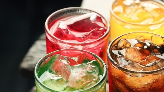 ತಂಪು ಪಾನೀಯ: ಮಾವಿನ ಹಣ್ಣು ತಿಂದ ತಕ್ಷಣ ನೀವು ಸೋಡಾ ಅಥವಾ ತಂಪು ಪಾನೀಯಗಳನ್ನು ಕುಡಿದರೆ, ಎರಡರಲ್ಲೂ ಸಕ್ಕರೆ ಅಧಿಕವಾಗಿರುತ್ತದೆ ಮತ್ತು ಸಕ್ಕರೆ ಮಟ್ಟ ಹೆಚ್ಚಾಗಬಹುದು. ತಂಪು ಪಾನೀಯ: ಮಾವಿನ ಹಣ್ಣು ತಿಂದ ತಕ್ಷಣ ನೀವು ಸೋಡಾ ಅಥವಾ ತಂಪು ಪಾನೀಯಗಳನ್ನು ಕುಡಿದರೆ, ಎರಡರಲ್ಲೂ ಸಕ್ಕರೆ ಅಧಿಕವಾಗಿರುತ್ತದೆ ಮತ್ತು ಸಕ್ಕರೆ ಮಟ್ಟ ಹೆಚ್ಚಾಗಬಹುದು.