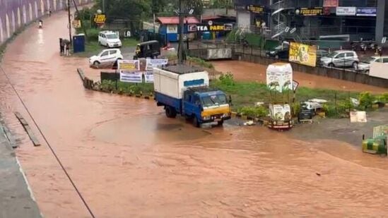 ಪಂಪ್ವೆಲ್‌ನಲ್ಲಿ ಹೊಳೆಯಂತಾದ ರಸ್ತೆ: ಮಂಗಳೂರು ಪಂಪ್ವೆಲ್ ಜಂಕ್ಷನ್ ಮಧ್ಯಾಹ್ನ ಸುರಿದ ಮಳೆಗೆ ಹೊಳೆಯಂತಾಗಿ ಸಂಚಾರ ಸಂಪೂರ್ಣ ಅಸ್ತವ್ಯಸ್ತಗೊಂಡಿತು. ಸುಮಾರು ಎರಡು ಗಂಟೆ ಸುರಿದ ಮಳೆಗೆ ರಾಜಾಕಾಲುವೆ ತುಂಬಿ ಹರಿದು, ಫ್ಲೈಓವರ್ ಕೆಳಭಾಗ ಸಂಪೂರ್ಣ ಜಲಾವೃತಗೊಂಡಿತು.