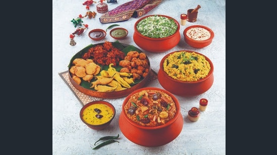 ಮಸಾಲೆಯುಕ್ತ ಆಹಾರ: ಬೇಸಿಗೆಯಲ್ಲಿ ಊಟದ ನಂತರ ಈ ರುಚಿಕರವಾದ ಹಣ್ಣನ್ನು ಸವಿಯುವುದು ಸಾಮಾನ್ಯ ಅಭ್ಯಾಸ. ಆದರೆ, ನೀವು ಮಸಾಲೆಯುಕ್ತ ಆಹಾರದೊಂದಿಗೆ ಮಾವಿನಹಣ್ಣನ್ನು ಸೇವಿಸಿದಾಗ, ಅದು ಜೀರ್ಣಕ್ರಿಯೆಯ ಸಮಸ್ಯೆಗಳನ್ನು ಉಂಟುಮಾಡಬಹುದು ಮತ್ತು ಅದಕ್ಕಾಗಿಯೇ ಮಾವಿನಹಣ್ಣಿನೊಂದಿಗೆ ಮಸಾಲೆಯುಕ್ತ ಆಹಾರವನ್ನು ಸೇವಿಸಬಾರದು. ಮಸಾಲೆಯುಕ್ತ ಆಹಾರ: ಬೇಸಿಗೆಯಲ್ಲಿ ಊಟದ ನಂತರ ಈ ರುಚಿಕರವಾದ ಹಣ್ಣನ್ನು ಸವಿಯುವುದು ಸಾಮಾನ್ಯ ಅಭ್ಯಾಸ. ಆದರೆ, ನೀವು ಮಸಾಲೆಯುಕ್ತ ಆಹಾರದೊಂದಿಗೆ ಮಾವಿನಹಣ್ಣನ್ನು ಸೇವಿಸಿದಾಗ, ಅದು ಜೀರ್ಣಕ್ರಿಯೆಯ ಸಮಸ್ಯೆಗಳನ್ನು ಉಂಟುಮಾಡಬಹುದು ಮತ್ತು ಅದಕ್ಕಾಗಿಯೇ ಮಾವಿನಹಣ್ಣಿನೊಂದಿಗೆ ಮಸಾಲೆಯುಕ್ತ ಆಹಾರವನ್ನು ಸೇವಿಸಬಾರದು.