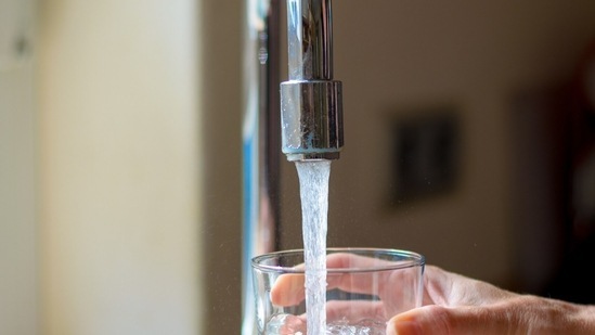 ನೀರು: ಕೆಲವರು ಹಣ್ಣುಗಳನ್ನು ತಿಂದ ನಂತರ ನೀರು ಕುಡಿಯುವ ಅಭ್ಯಾಸವನ್ನು ಹೊಂದಿರುತ್ತಾರೆ. ಮಾವಿನಹಣ್ಣು ತಿಂದ ನಂತರ ನೀರು ಕುಡಿದರೆ, ಅದು ನಿಮ್ಮ ಜೀರ್ಣಾಂಗ ವ್ಯವಸ್ಥೆಯ ಮೇಲೆ ಪರಿಣಾಮ ಬೀರುತ್ತದೆ ಮತ್ತು ಅತಿಸಾರಕ್ಕೂ ಕಾರಣವಾಗಬಹುದು. ಅದಕ್ಕಾಗಿಯೇ ಆಹಾರ ಅಥವಾ ಹಣ್ಣುಗಳನ್ನು ತಿಂದ ಅರ್ಧ ಗಂಟೆಯ ನಂತರ ನೀರು ಕುಡಿಯುವ ಅಭ್ಯಾಸ ರೂಢಿಸಿಕೊಳ್ಳಬೇಕು. ನೀರು: ಕೆಲವರು ಹಣ್ಣುಗಳನ್ನು ತಿಂದ ನಂತರ ನೀರು ಕುಡಿಯುವ ಅಭ್ಯಾಸವನ್ನು ಹೊಂದಿರುತ್ತಾರೆ. ಮಾವಿನಹಣ್ಣು ತಿಂದ ನಂತರ ನೀರು ಕುಡಿದರೆ, ಅದು ನಿಮ್ಮ ಜೀರ್ಣಾಂಗ ವ್ಯವಸ್ಥೆಯ ಮೇಲೆ ಪರಿಣಾಮ ಬೀರುತ್ತದೆ ಮತ್ತು ಅತಿಸಾರಕ್ಕೂ ಕಾರಣವಾಗಬಹುದು. ಅದಕ್ಕಾಗಿಯೇ ಆಹಾರ ಅಥವಾ ಹಣ್ಣುಗಳನ್ನು ತಿಂದ ಅರ್ಧ ಗಂಟೆಯ ನಂತರ ನೀರು ಕುಡಿಯುವ ಅಭ್ಯಾಸ ರೂಢಿಸಿಕೊಳ್ಳಬೇಕು.