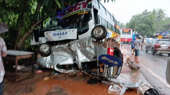ಕಾರಿಗೆ ಬಸ್ ಡಿಕ್ಕಿ: ಮೂವರಿಗೆ ಗಂಭೀರ ಗಾಯ ಕಾರಿಗೆ ಬಸ್ ಡಿಕ್ಕಿ: ಮೂವರಿಗೆ ಗಂಭೀರ ಗಾಯ