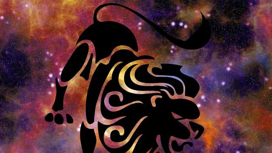 ಸಿಂಹ ರಾಶಿ: ಇಂದು ಒಂಟಿ ಇರುವವರಿಗೆ ತಮ್ಮ ಪ್ರೀತಿ ಪಾತ್ರರೊಂದಿಗೆ ಸಮಯ ಕಳೆಯಲು ಅವಕಾಶ ಸಿಗುತ್ತದೆ. ಈ ದಿನ ನಿಮಗೆ ತುಂಬಾ ಅದೃಷ್ಟದ ದಿನವೆಂದು ಪರಿಗಣಿಸಲಾಗಿದೆ. ಸಂಪತ್ತು ಹೆಚ್ಚಾಗುವ ಸಾಧ್ಯತೆಗಳಿವೆ. ವ್ಯಾಪಾರ ಮಾಡುವವರಿಗೆ ಅದೃಷ್ಟ ಅನುಕೂಲಕರವಾಗಿರುತ್ತದೆ. ಸಿಂಹ ರಾಶಿ: ಇಂದು ಒಂಟಿ ಇರುವವರಿಗೆ ತಮ್ಮ ಪ್ರೀತಿ ಪಾತ್ರರೊಂದಿಗೆ ಸಮಯ ಕಳೆಯಲು ಅವಕಾಶ ಸಿಗುತ್ತದೆ. ಈ ದಿನ ನಿಮಗೆ ತುಂಬಾ ಅದೃಷ್ಟದ ದಿನವೆಂದು ಪರಿಗಣಿಸಲಾಗಿದೆ. ಸಂಪತ್ತು ಹೆಚ್ಚಾಗುವ ಸಾಧ್ಯತೆಗಳಿವೆ. ವ್ಯಾಪಾರ ಮಾಡುವವರಿಗೆ ಅದೃಷ್ಟ ಅನುಕೂಲಕರವಾಗಿರುತ್ತದೆ.