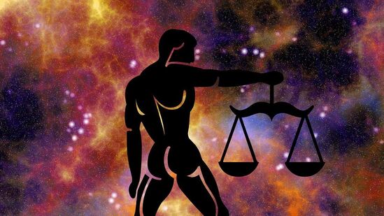 ತುಲಾ ರಾಶಿ: ಇಂದು ಆರೋಗ್ಯಕರ ಆಹಾರವನ್ನು ಸೇವಿಸಿ. ಕೆಲಸದ ಒತ್ತಡ ಹೆಚ್ಚಾದರೆ, ಸ್ವಲ್ಪ ಸಮಯ ವಿರಾಮ ತೆಗೆದುಕೊಳ್ಳಿ. ಆರ್ಥಿಕವಾಗಿ ಪರಿಸ್ಥಿತಿ ಚೆನ್ನಾಗಿರುತ್ತದೆ. ಅದೇ ಸಮಯದಲ್ಲಿ, ಇಂದು ಯಾವುದೇ ಪ್ರಮುಖ ನಿರ್ಧಾರವನ್ನು ಆತುರದಿಂದ ತೆಗೆದುಕೊಳ್ಳದಿರುವುದು ಉತ್ತಮ. ದಿನವು ರೊಮ್ಯಾಂಟಿಕ್ ಆಗಿರುತ್ತದೆ. ತುಲಾ ರಾಶಿ: ಇಂದು ಆರೋಗ್ಯಕರ ಆಹಾರವನ್ನು ಸೇವಿಸಿ. ಕೆಲಸದ ಒತ್ತಡ ಹೆಚ್ಚಾದರೆ, ಸ್ವಲ್ಪ ಸಮಯ ವಿರಾಮ ತೆಗೆದುಕೊಳ್ಳಿ. ಆರ್ಥಿಕವಾಗಿ ಪರಿಸ್ಥಿತಿ ಚೆನ್ನಾಗಿರುತ್ತದೆ. ಅದೇ ಸಮಯದಲ್ಲಿ, ಇಂದು ಯಾವುದೇ ಪ್ರಮುಖ ನಿರ್ಧಾರವನ್ನು ಆತುರದಿಂದ ತೆಗೆದುಕೊಳ್ಳದಿರುವುದು ಉತ್ತಮ. ದಿನವು ರೊಮ್ಯಾಂಟಿಕ್ ಆಗಿರುತ್ತದೆ.