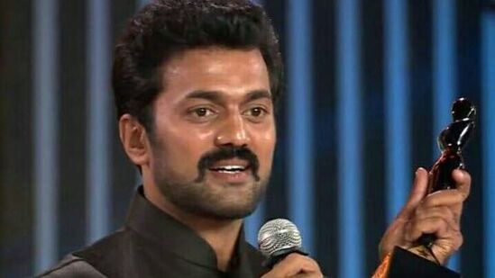 ಇವರು 2001ರಲ್ಲಿ ಅಭಿನಯ ತರಂಗ ಎಂಬ ರಂಗಭೂಮಿ ತರಬೇತಿ ಸಂಸ್ಥೆಯಲ್ಲಿ ನಟನೆ ಕಲಿತಿದ್ದರು. ಆರಂಭದಲ್ಲಿ ಅಲ್ಲಿ ವಿದ್ಯಾರ್ಥಿಯಾಗಿ ಮತ್ತು ಬಳಿಕ ಅಭಿನಯ ಹೇಳಿಕೊಡುವ ಶಿಕ್ಷಕರಾಗಿ ಕೆಲಸ ಮಾಡಿದ್ದರು. ಇವರು 2001ರಲ್ಲಿ ಅಭಿನಯ ತರಂಗ ಎಂಬ ರಂಗಭೂಮಿ ತರಬೇತಿ ಸಂಸ್ಥೆಯಲ್ಲಿ ನಟನೆ ಕಲಿತಿದ್ದರು. ಆರಂಭದಲ್ಲಿ ಅಲ್ಲಿ ವಿದ್ಯಾರ್ಥಿಯಾಗಿ ಮತ್ತು ಬಳಿಕ ಅಭಿನಯ ಹೇಳಿಕೊಡುವ ಶಿಕ್ಷಕರಾಗಿ ಕೆಲಸ ಮಾಡಿದ್ದರು.