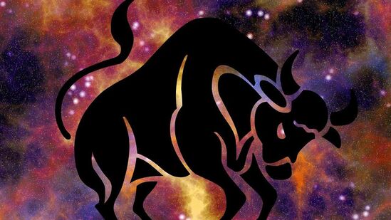 ವೃಷಭ ರಾಶಿ: ಇಂದು ನೀವು ಸ್ವ-ಆರೈಕೆಯತ್ತ ಗಮನ ಹರಿಸಬೇಕು. ಕೆಲಸ ಮತ್ತು ಜೀವನದ ನಡುವೆ ಸಮತೋಲನವನ್ನು ಕಾಯ್ದುಕೊಳ್ಳುವುದು ಬಹಳ ಮುಖ್ಯ. ನಿಮ್ಮ ಮಾನಸಿಕ ಆರೋಗ್ಯದ ಬಗ್ಗೆ ಗಮನ ಕೊಡಿ. ಸಂಗಾತಿಯೊಂದಿಗೆ ನಿಮ್ಮ ಭಾವನೆಗಳನ್ನು ಹಂಚಿಕೊಳ್ಳುವುದು ಒಳ್ಳೆಯದು, ಇದು ಗೊಂದಲವನ್ನು ಸೃಷ್ಟಿಸಲು ಅವಕಾಶ ನೀಡುವುದಿಲ್ಲ. ವೃಷಭ ರಾಶಿ: ಇಂದು ನೀವು ಸ್ವ-ಆರೈಕೆಯತ್ತ ಗಮನ ಹರಿಸಬೇಕು. ಕೆಲಸ ಮತ್ತು ಜೀವನದ ನಡುವೆ ಸಮತೋಲನವನ್ನು ಕಾಯ್ದುಕೊಳ್ಳುವುದು ಬಹಳ ಮುಖ್ಯ. ನಿಮ್ಮ ಮಾನಸಿಕ ಆರೋಗ್ಯದ ಬಗ್ಗೆ ಗಮನ ಕೊಡಿ. ಸಂಗಾತಿಯೊಂದಿಗೆ ನಿಮ್ಮ ಭಾವನೆಗಳನ್ನು ಹಂಚಿಕೊಳ್ಳುವುದು ಒಳ್ಳೆಯದು, ಇದು ಗೊಂದಲವನ್ನು ಸೃಷ್ಟಿಸಲು ಅವಕಾಶ ನೀಡುವುದಿಲ್ಲ.