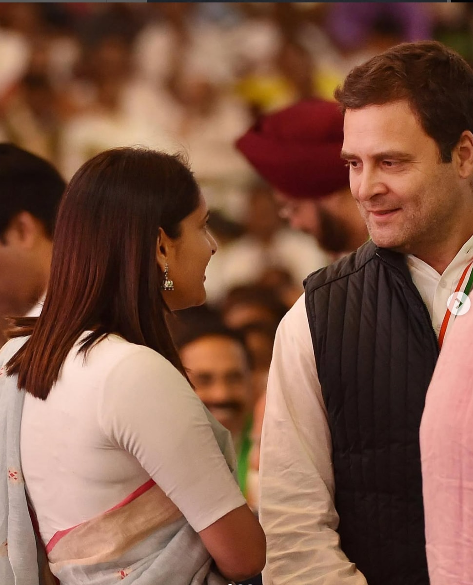 ನಟಿ ದಿವ್ಯಾ ಸ್ಪಂದನಾ (ರಮ್ಯಾ )ಅವರು ಈಗ ಸಿನಿಮಾ ನಟನೆಯಿಂದ ದೂರ ಇದ್ದಾರೆ. ಕಾಂಗ್ರೆಸ್ ಸಂಸದೆಯಾಗಿ ಕಾರ್ಯನಿರ್ವಹಿಸಿದ್ದ ಇವರು ನಟಿಸಿದ ಅನೇಕ ಸಿನಿಮಾಗಳು ಸಿನಿಮಾ ಅಭಿಮಾನಿಗಳ ನೆನಪಿನಲ್ಲಿ ಇರಬಹುದು. ನಟಿ ದಿವ್ಯಾ ಸ್ಪಂದನಾ (ರಮ್ಯಾ )ಅವರು ಈಗ ಸಿನಿಮಾ ನಟನೆಯಿಂದ ದೂರ ಇದ್ದಾರೆ. ಕಾಂಗ್ರೆಸ್ ಸಂಸದೆಯಾಗಿ ಕಾರ್ಯನಿರ್ವಹಿಸಿದ್ದ ಇವರು ನಟಿಸಿದ ಅನೇಕ ಸಿನಿಮಾಗಳು ಸಿನಿಮಾ ಅಭಿಮಾನಿಗಳ ನೆನಪಿನಲ್ಲಿ ಇರಬಹುದು.