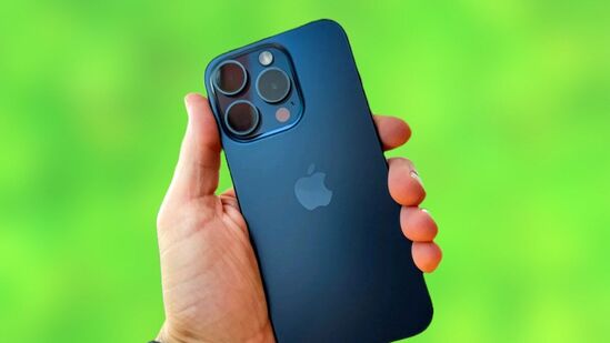 ಒಂಬತ್ತನೇ ಸ್ಥಾನದಲ್ಲಿ ಐಫೋನ್ 15 ಪ್ರೊ ಮ್ಯಾಕ್ಸ್ ಇದ್ದು, ಸೆಪ್ಟೆಂಬರ್ 2023 ರಲ್ಲಿ ಬಿಡುಗಡೆಯಾಗಲಿದೆ. ಇದು 6.7-ಇಂಚಿನ ಸೂಪರ್ ರೆಟಿನಾ XDR ಡಿಸ್ಪ್ಲೇ (120Hz), A17 ಪ್ರೊ ಚಿಪ್ ಮತ್ತು iOS 17 (ಅಪ್ಗ್ರೇಡ್ ಮಾಡಬಹುದಾದ) ಹೊಂದಿದೆ. ಕ್ಯಾಮೆರಾ 48MP ಪ್ರೈಮರಿ + 12MP ಅಲ್ಟ್ರಾ-ವೈಡ್ + 12MP ಟೆಲಿಫೋಟೋ (5x) ಮತ್ತು 12MP ಫ್ರಂಟ್ ಹೊಂದಿದೆ. ಇದು 4441mAh ಬ್ಯಾಟರಿ, 20W ಚಾರ್ಜಿಂಗ್ ಮತ್ತು IP68 ರೇಟಿಂಗ್ ಹೊಂದಿದೆ. ವೈಶಿಷ್ಟ್ಯಗಳಲ್ಲಿ 5G, ಆಕ್ಷನ್ ಬಟನ್ ಮತ್ತು ಟೈಟಾನಿಯಂ ಫ್ರೇಮ್ ಸೇರಿವೆ. ಬಿಡುಗಡೆ ಬೆಲೆ ಸುಮಾರು ₹99,000 ಆಗಿತ್ತು. ಒಂಬತ್ತನೇ ಸ್ಥಾನದಲ್ಲಿ ಐಫೋನ್ 15 ಪ್ರೊ ಮ್ಯಾಕ್ಸ್ ಇದ್ದು, ಸೆಪ್ಟೆಂಬರ್ 2023 ರಲ್ಲಿ ಬಿಡುಗಡೆಯಾಗಲಿದೆ. ಇದು 6.7-ಇಂಚಿನ ಸೂಪರ್ ರೆಟಿನಾ XDR ಡಿಸ್ಪ್ಲೇ (120Hz), A17 ಪ್ರೊ ಚಿಪ್ ಮತ್ತು iOS 17 (ಅಪ್ಗ್ರೇಡ್ ಮಾಡಬಹುದಾದ) ಹೊಂದಿದೆ. ಕ್ಯಾಮೆರಾ 48MP ಪ್ರೈಮರಿ + 12MP ಅಲ್ಟ್ರಾ-ವೈಡ್ + 12MP ಟೆಲಿಫೋಟೋ (5x) ಮತ್ತು 12MP ಫ್ರಂಟ್ ಹೊಂದಿದೆ. ಇದು 4441mAh ಬ್ಯಾಟರಿ, 20W ಚಾರ್ಜಿಂಗ್ ಮತ್ತು IP68 ರೇಟಿಂಗ್ ಹೊಂದಿದೆ. ವೈಶಿಷ್ಟ್ಯಗಳಲ್ಲಿ 5G, ಆಕ್ಷನ್ ಬಟನ್ ಮತ್ತು ಟೈಟಾನಿಯಂ ಫ್ರೇಮ್ ಸೇರಿವೆ. ಬಿಡುಗಡೆ ಬೆಲೆ ಸುಮಾರು ₹99,000 ಆಗಿತ್ತು.