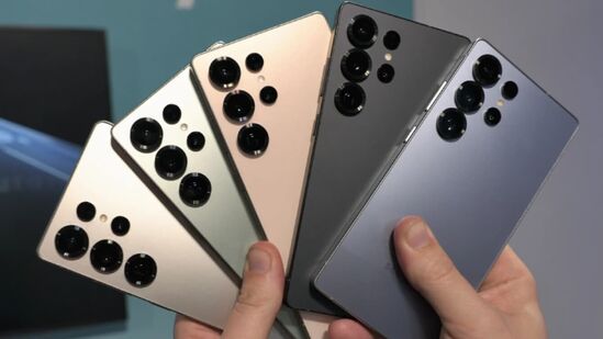 ಏಳನೇ ಸ್ಥಾನದಲ್ಲಿ ಜನವರಿ 2025 ರಲ್ಲಿ ಬಿಡುಗಡೆಯಾದ Samsung Galaxy S25 Ultra ಇದೆ. ಇದು 6.8-ಇಂಚಿನ ಡೈನಾಮಿಕ್ AMOLED 2X ಡಿಸ್ಪ್ಲೇ (120Hz, 2600 nits), ಸ್ನಾಪ್ಡ್ರಾಗನ್ 8 Gen 4 ಚಿಪ್ ಮತ್ತು ಆಂಡ್ರಾಯ್ಡ್ 15 (ಒಂದು UI 7) ಹೊಂದಿದೆ. ಕ್ಯಾಮೆರಾ 200MP ಪ್ರಾಥಮಿಕ + 50MP ಅಲ್ಟ್ರಾ-ವೈಡ್ + 10MP ಟೆಲಿಫೋಟೋ (3x) + 10MP ಪೆರಿಸ್ಕೋಪ್ (5x) ಮತ್ತು 12MP ಮುಂಭಾಗವನ್ನು ಹೊಂದಿದೆ. ಇದು 5000mAh ಬ್ಯಾಟರಿ, 45W ಚಾರ್ಜಿಂಗ್ ಮತ್ತು IP68 ರೇಟಿಂಗ್ ಅನ್ನು ಹೊಂದಿದೆ. ವೈಶಿಷ್ಟ್ಯಗಳಲ್ಲಿ 5G, S ಪೆನ್ ಮತ್ತು ಗೊರಿಲ್ಲಾ ಗ್ಲಾಸ್ ಆರ್ಮರ್ ಸೇರಿವೆ. ಬಿಡುಗಡೆ ಬೆಲೆ $1299 (ಸುಮಾರು ₹1,09,000). ಏಳನೇ ಸ್ಥಾನದಲ್ಲಿ ಜನವರಿ 2025 ರಲ್ಲಿ ಬಿಡುಗಡೆಯಾದ Samsung Galaxy S25 Ultra ಇದೆ. ಇದು 6.8-ಇಂಚಿನ ಡೈನಾಮಿಕ್ AMOLED 2X ಡಿಸ್ಪ್ಲೇ (120Hz, 2600 nits), ಸ್ನಾಪ್ಡ್ರಾಗನ್ 8 Gen 4 ಚಿಪ್ ಮತ್ತು ಆಂಡ್ರಾಯ್ಡ್ 15 (ಒಂದು UI 7) ಹೊಂದಿದೆ. ಕ್ಯಾಮೆರಾ 200MP ಪ್ರಾಥಮಿಕ + 50MP ಅಲ್ಟ್ರಾ-ವೈಡ್ + 10MP ಟೆಲಿಫೋಟೋ (3x) + 10MP ಪೆರಿಸ್ಕೋಪ್ (5x) ಮತ್ತು 12MP ಮುಂಭಾಗವನ್ನು ಹೊಂದಿದೆ. ಇದು 5000mAh ಬ್ಯಾಟರಿ, 45W ಚಾರ್ಜಿಂಗ್ ಮತ್ತು IP68 ರೇಟಿಂಗ್ ಅನ್ನು ಹೊಂದಿದೆ. ವೈಶಿಷ್ಟ್ಯಗಳಲ್ಲಿ 5G, S ಪೆನ್ ಮತ್ತು ಗೊರಿಲ್ಲಾ ಗ್ಲಾಸ್ ಆರ್ಮರ್ ಸೇರಿವೆ. ಬಿಡುಗಡೆ ಬೆಲೆ $1299 (ಸುಮಾರು ₹1,09,000).