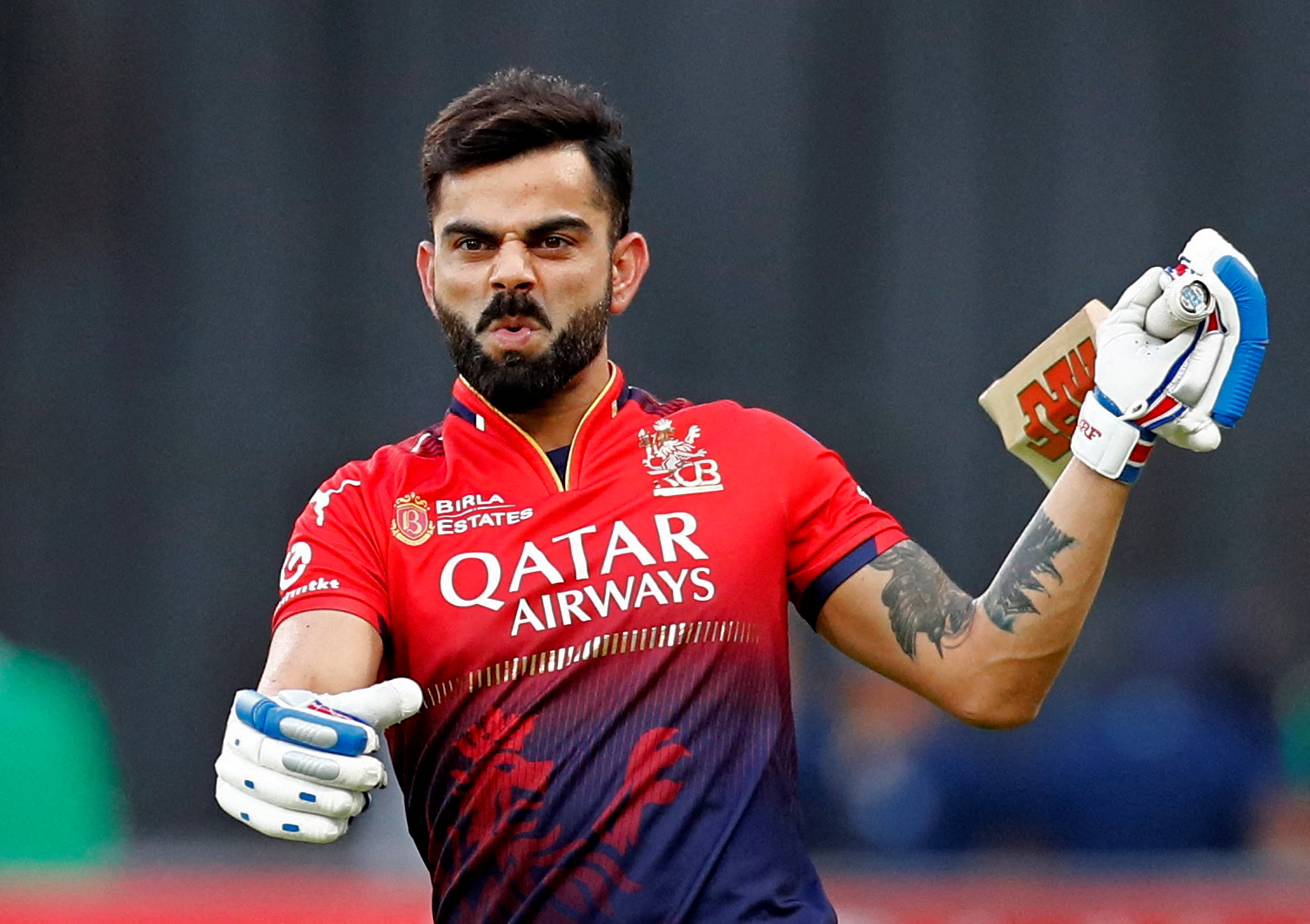ರಾಯಲ್ ಚಾಲೆಂಜರ್ಸ್ ಬೆಂಗಳೂರು ಸ್ಟಾರ್ ಕ್ರಿಕೆಟಿಗ ವಿರಾಟ್ ಕೊಹ್ಲಿ 2025ರ ಐಪಿಎಲ್​​ನಲ್ಲಿ ಲಕ್ನೋ ಸೂಪರ್ ಜೈಂಟ್ಸ್ ವಿರುದ್ಧ ಅದ್ಭುತ ಅರ್ಧಶತಕ ಬಾರಿಸಿದ್ದಾರೆ. ಕಳೆದ ಲೀಗ್ ಪಂದ್ಯದಲ್ಲಿ ಕೊಹ್ಲಿ 30 ಎಸೆತಗಳಲ್ಲಿ 10 ಬೌಂಡರಿ ಸಹಿತ 54 ರನ್ ಗಳಿಸಿದ್ದಾರೆ. ಹಲವು ದಾಖಲೆ ಬರೆದಿದ್ದಾರೆ. ಟಿ20 ಕ್ರಿಕೆಟ್​​ನಲ್ಲಿ ಒಂದು ತಂಡವೊಂದರ ಪರ 9,000 ರನ್ ಪೂರೈಸಿದ ಮೊದಲ ಬ್ಯಾಟರ್​​ ಎಂಬ ಹೆಗ್ಗಳಿಕೆಗೆ ಪಾತ್ರರಾಗಿದ್ದಾರೆ. ಕೊಹ್ಲಿ ಈವರೆಗೆ ಆರ್​​ಸಿಬಿ ಪರ 280 ಪಂದ್ಯಗಳಲ್ಲಿ 39.60 ಸರಾಸರಿಯಲ್ಲಿ 9030 ರನ್ ಗಳಿಸಿದ್ದಾರೆ.