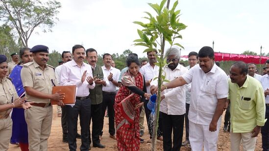 ಬೆಂಗಳೂರಿನ ಮಾದಪ್ಪನಹಳ್ಳಿಯಲ್ಲಿ ಸಸಿ ನೆಟ್ಟ ಸಚಿವ ಈಶ್ವರ ಖಂಡ್ರೆ. ಬೆಂಗಳೂರಿನ ಮಾದಪ್ಪನಹಳ್ಳಿಯಲ್ಲಿ ಸಸಿ ನೆಟ್ಟ ಸಚಿವ ಈಶ್ವರ ಖಂಡ್ರೆ.