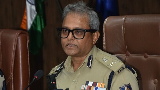 ಬೆಂಗಳೂರು ಪೊಲೀಸ್ ಆಯುಕ್ತ ದಯಾನಂದ ಅವರನ್ನು ಅಮಾನತುಪಡಿಸಲಾಗಿದೆ. ಬೆಂಗಳೂರು ಪೊಲೀಸ್ ಆಯುಕ್ತ ದಯಾನಂದ ಅವರನ್ನು ಅಮಾನತುಪಡಿಸಲಾಗಿದೆ.