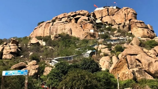 ಕೊಪ್ಪಳ ಜಿಲ್ಲೆಯ ಆನೆಗುಂದಿ ಸಮೀಪದಲ್ಲಿರುವ ಅಂಜನಾದ್ರಿ ಬೆಟ್ಟದ ದೃಶ್ಯ. ಇದು ಆಂಜನೇಯನ ಜನ್ಮಸ್ಥಳವಾಗಿದೆ. ಕೊಪ್ಪಳ ಜಿಲ್ಲೆಯ ಆನೆಗುಂದಿ ಸಮೀಪದಲ್ಲಿರುವ ಅಂಜನಾದ್ರಿ ಬೆಟ್ಟದ ದೃಶ್ಯ. ಇದು ಆಂಜನೇಯನ ಜನ್ಮಸ್ಥಳವಾಗಿದೆ.