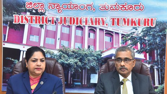 ತುಮಕೂರು: ಜುಲೈ 12 ರಂದು ಜಿಲ್ಲೆಯ ಎಲ್ಲಾ ನ್ಯಾಯಾಲಯಗಳಲ್ಲಿ ರಾಷ್ಟ್ರೀಯ ಜನತಾ ನ್ಯಾಯಾಲಯ ನಡೆಯಲಿದೆ ಎಂದು ಪ್ರಧಾನ ಜಿಲ್ಲಾ ಮತ್ತು ಸತ್ರ ನ್ಯಾಯಾಧೀಶ ಹಾಗೂ ಜಿಲ್ಲಾ ಕಾನೂನು ಸೇವೆಗಳ ಪ್ರಾಧಿಕಾರದ ಅಧ್ಯಕ್ಷ ಬಿ.ಜಯಂತ್ ಕುಮಾರ್ ಸುದ್ದಿಗೋಷ್ಠಿಯಲ್ಲಿ ತಿಳಿಸಿದರು. ತುಮಕೂರು: ಜುಲೈ 12 ರಂದು ಜಿಲ್ಲೆಯ ಎಲ್ಲಾ ನ್ಯಾಯಾಲಯಗಳಲ್ಲಿ ರಾಷ್ಟ್ರೀಯ ಜನತಾ ನ್ಯಾಯಾಲಯ ನಡೆಯಲಿದೆ ಎಂದು ಪ್ರಧಾನ ಜಿಲ್ಲಾ ಮತ್ತು ಸತ್ರ ನ್ಯಾಯಾಧೀಶ ಹಾಗೂ ಜಿಲ್ಲಾ ಕಾನೂನು ಸೇವೆಗಳ ಪ್ರಾಧಿಕಾರದ ಅಧ್ಯಕ್ಷ ಬಿ.ಜಯಂತ್ ಕುಮಾರ್ ಸುದ್ದಿಗೋಷ್ಠಿಯಲ್ಲಿ ತಿಳಿಸಿದರು.