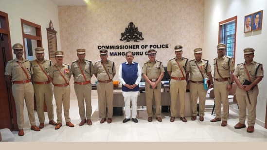 ಮಂಗಳೂರಿನಲ್ಲಿ ನಾಲ್ಕು ಜಿಲ್ಲೆಗಳ ಕಾನೂನು ಸುವ್ಯವಸ್ಥೆ ಕುರಿತು ಪ್ರಗತಿ ಪರಿಶೀಲನಾ ಸಭೆಯ ಬಳಿಕ ಪೊಲೀಸ್ ಅಧಿಕಾರಿಗಳೊಂದಿಗೆ ಗೃಹ ಸಚಿವ ಡಾ ಜಿ ಪರಮೇಶ್ವರ ಫೋಟೋ ಶೂಟ್ನಲ್ಲಿ ಭಾಗವಹಿಸಿದರು. ಮಂಗಳೂರಿನಲ್ಲಿ ನಾಲ್ಕು ಜಿಲ್ಲೆಗಳ ಕಾನೂನು ಸುವ್ಯವಸ್ಥೆ ಕುರಿತು ಪ್ರಗತಿ ಪರಿಶೀಲನಾ ಸಭೆಯ ಬಳಿಕ ಪೊಲೀಸ್ ಅಧಿಕಾರಿಗಳೊಂದಿಗೆ ಗೃಹ ಸಚಿವ ಡಾ ಜಿ ಪರಮೇಶ್ವರ ಫೋಟೋ ಶೂಟ್ನಲ್ಲಿ ಭಾಗವಹಿಸಿದರು.