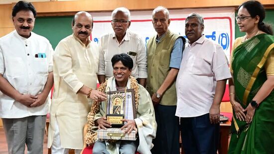 ಹಿರಿಯ ಪತ್ರಕರ್ತ ಡಾ.ಕೂಡ್ಲಿ ಗುರುರಾಜ್ ಅವರು ಖಾದ್ರಿ ಶಾಮಣ್ಣ ಪ್ರಶಸ್ತಿ ಸ್ವೀಕರಿಸಿದರು. ಹಿರಿಯ ಪತ್ರಕರ್ತ ಡಾ.ಕೂಡ್ಲಿ ಗುರುರಾಜ್ ಅವರು ಖಾದ್ರಿ ಶಾಮಣ್ಣ ಪ್ರಶಸ್ತಿ ಸ್ವೀಕರಿಸಿದರು.