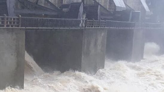 ಕೇರಳ ಭಾಗದಲ್ಲಿ ಎಡಬಿಡದೇ ಮಳೆ ಸುರಿಯುತ್ತಿರುವ ಕಾರಣದಿಂದ ನೀರಿನ ಪ್ರಮಾಣದಲ್ಲಿ ಹೆಚ್ಚಳ ಕಂಡು ಬಂದಿದೆ.