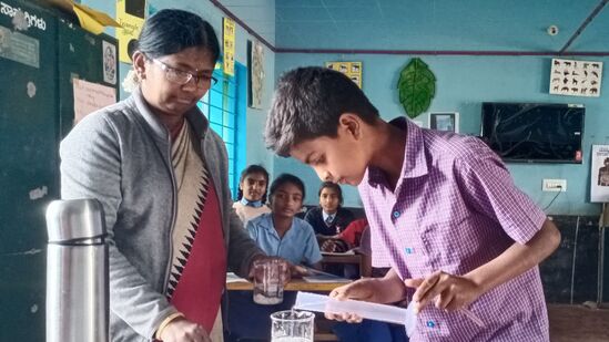 'ಪ್ರಯೋಗ' ಸಂಸ್ಥೆ ಒದಗಿಸಿರುವ ಪ್ರಯೋಗಾಲಯ ಕಿಟ್ ಮೂಲಕ ಪಾಠ ಮಾಡುತ್ತಿರುವ ಅಂಬಳೆ ಸರ್ಕಾರಿ ಶಾಲೆಯ ಶಿಕ್ಷಕಿ. 'ಪ್ರಯೋಗ' ಸಂಸ್ಥೆ ಒದಗಿಸಿರುವ ಪ್ರಯೋಗಾಲಯ ಕಿಟ್ ಮೂಲಕ ಪಾಠ ಮಾಡುತ್ತಿರುವ ಅಂಬಳೆ ಸರ್ಕಾರಿ ಶಾಲೆಯ ಶಿಕ್ಷಕಿ.