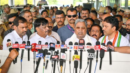 ಮೈಸೂರಿನಲ್ಲಿ ಮಾಧ್ಯಮದವರ ಜತೆ ಸಿಎಂ ಸಿದ್ದರಾಮಯ್ಯ ಮಾತನಾಡಿದರು. ಮೈಸೂರಿನಲ್ಲಿ ಮಾಧ್ಯಮದವರ ಜತೆ ಸಿಎಂ ಸಿದ್ದರಾಮಯ್ಯ ಮಾತನಾಡಿದರು.