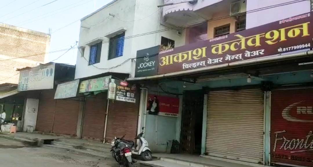 भगतसिंह कोश्यारी व सुधांशू त्रिवेदी यांनी छत्रपती शिवाजी महाराजांबद्दल केलेल्या अपमानास्पद वक्तव्यामुळं महाराष्ट्रात प्रचंड रोष आहे. राज्यातील अनेक राजकीय पक्ष व संघटना रस्त्यावर उतरल्या आहेत. कोश्यारी व त्रिवेदींची हकालपट्टी करा, अशी मागणी होत आहे. औरंगाबादमधील कडकडीत बंदमुळं या मागणीला बळ मिळालं आहे.