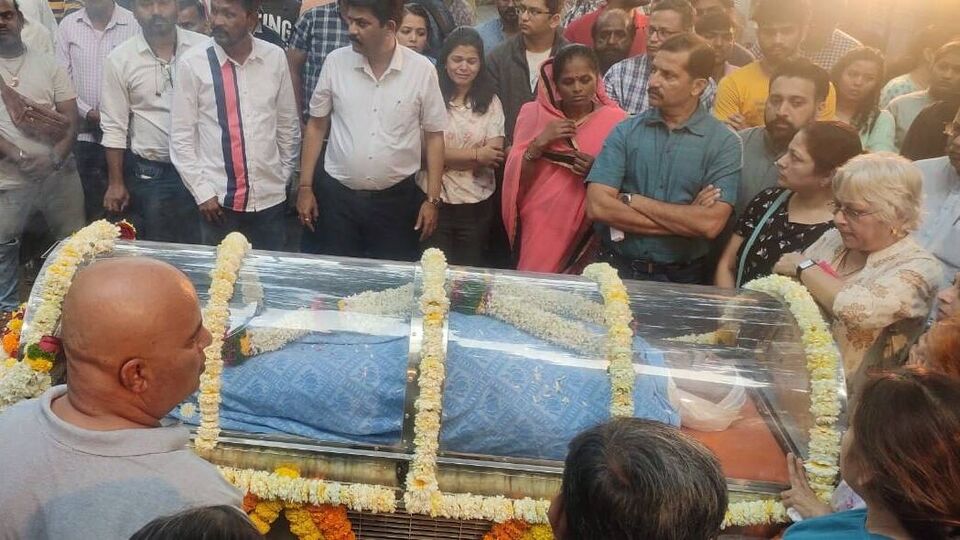 Video विक्रम गोखले यांना अखरेचा निरोप देण्यासाठी चाहत्यांची गर्दी