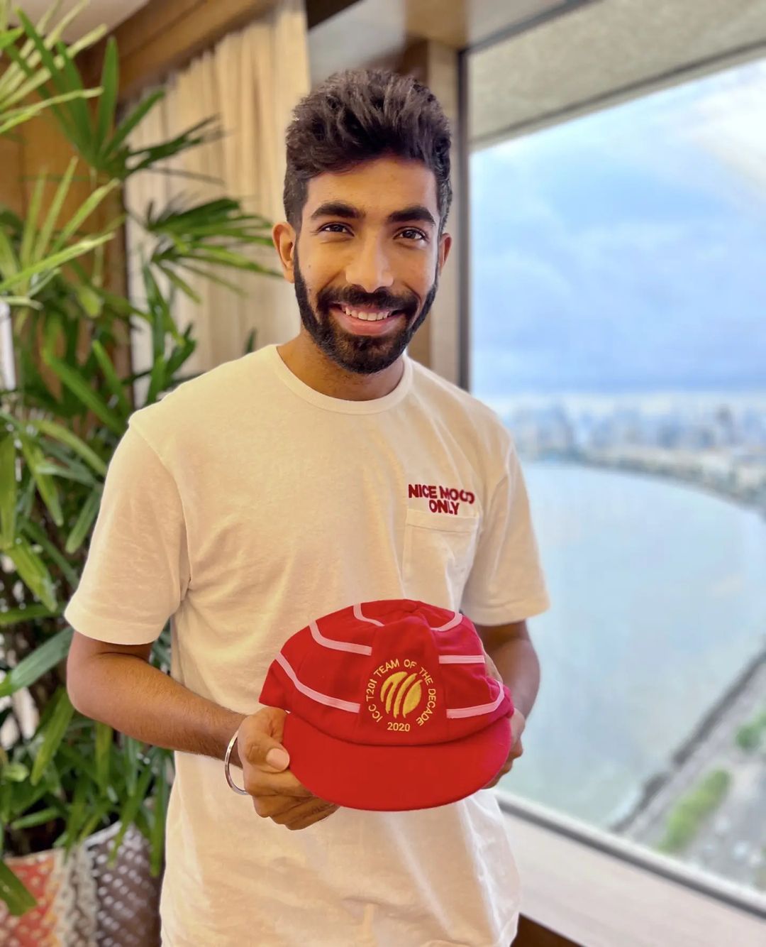 Jasprit Bumrah- वेगवान गोलंदाज जसप्रीत बुमराह आज २८ वर्षांचा झाला आहे. जसप्रीत बुमराहने आतापर्यंत भारतासाठी ७२ एकदिवसीय, ६० टी-20 आणि ३० कसोटी सामने खेळले आहेत. वनडे विकेट- १२१, कसोटी विकेट-१२८, टी-२० विकेट्स- ७० सप्टेंबर २०१९ मध्ये बुमराहने वेस्ट इंडिजविरुद्धच्या कसोटीत हॅट्ट्रिक घेतली होती. क्रिकेटच्या सर्वात मोठ्या फॉरमॅटमध्ये हॅट्ट्रिक घेणारा तो केवळ तिसरा भारतीय गोलंदाज आहे.