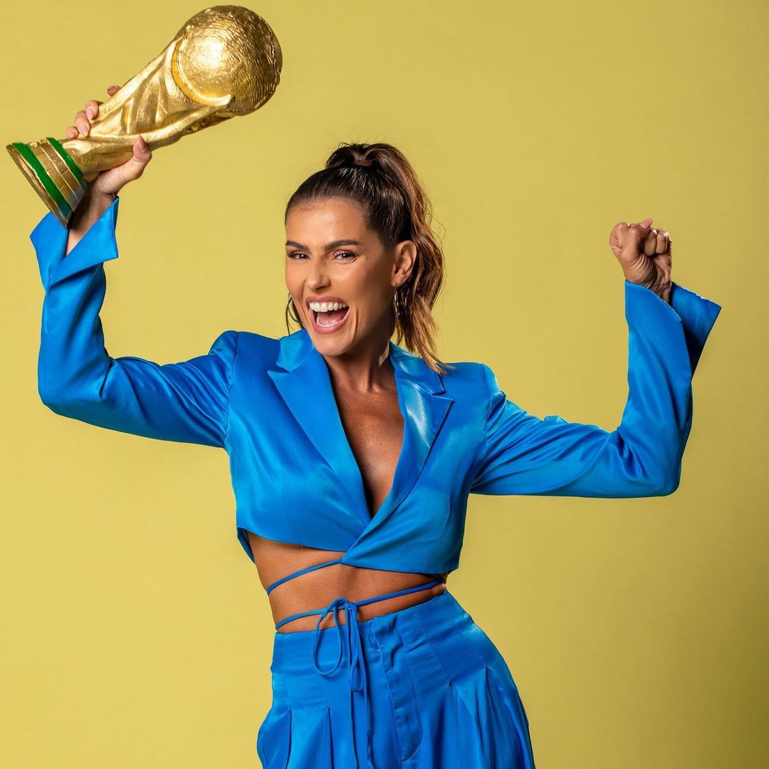 कतारमध्ये कपड्यांबाबतचे नियम अतिशय कडक आहेत, मात्र असे असतानाही परदेशातून विश्वचषक पाहण्यासाठी आलेले फुटबॉल चाहते नियमांच्या विरोधात वागताना दिसून येत आहेत. यामध्ये एका ब्राझिलियन महिला कॉमेंटेटरच्या कपड्यांमुळे खळबळ उडाली आहे.