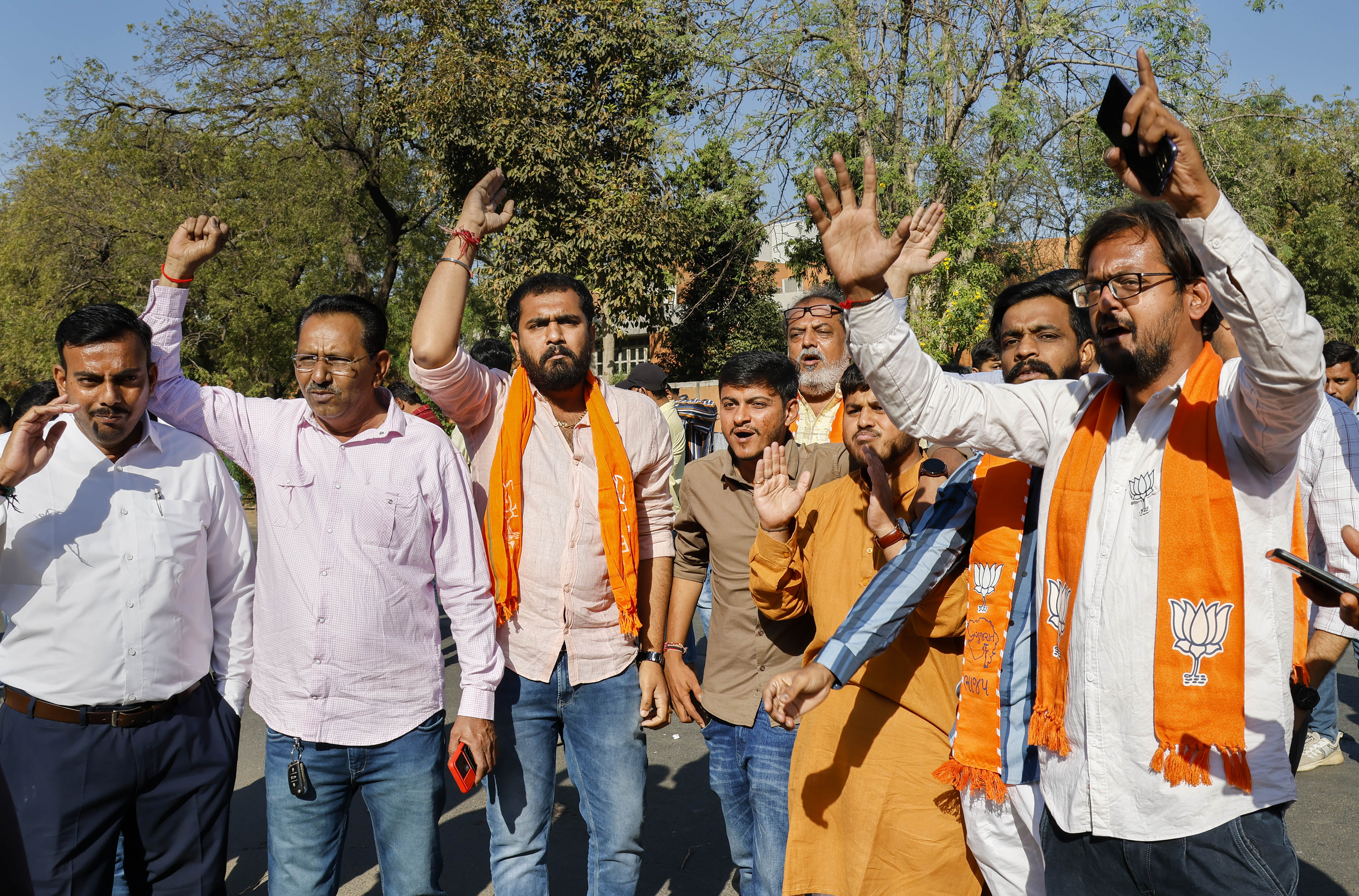 गुजरात आणि हिमाचल प्रदेश विधानसभा निवडणुकीच्या मतमोजणीला गुरुवारी सकाळी ८ वाजता सुरुवात झाली. सुरुवातीपासून गुजरातमध्ये भाजप आघाडीवर आहे. तर भारतीय राष्ट्रीय काँग्रेस (INC)ची मात्र, दाणादाण उडाली आहे.