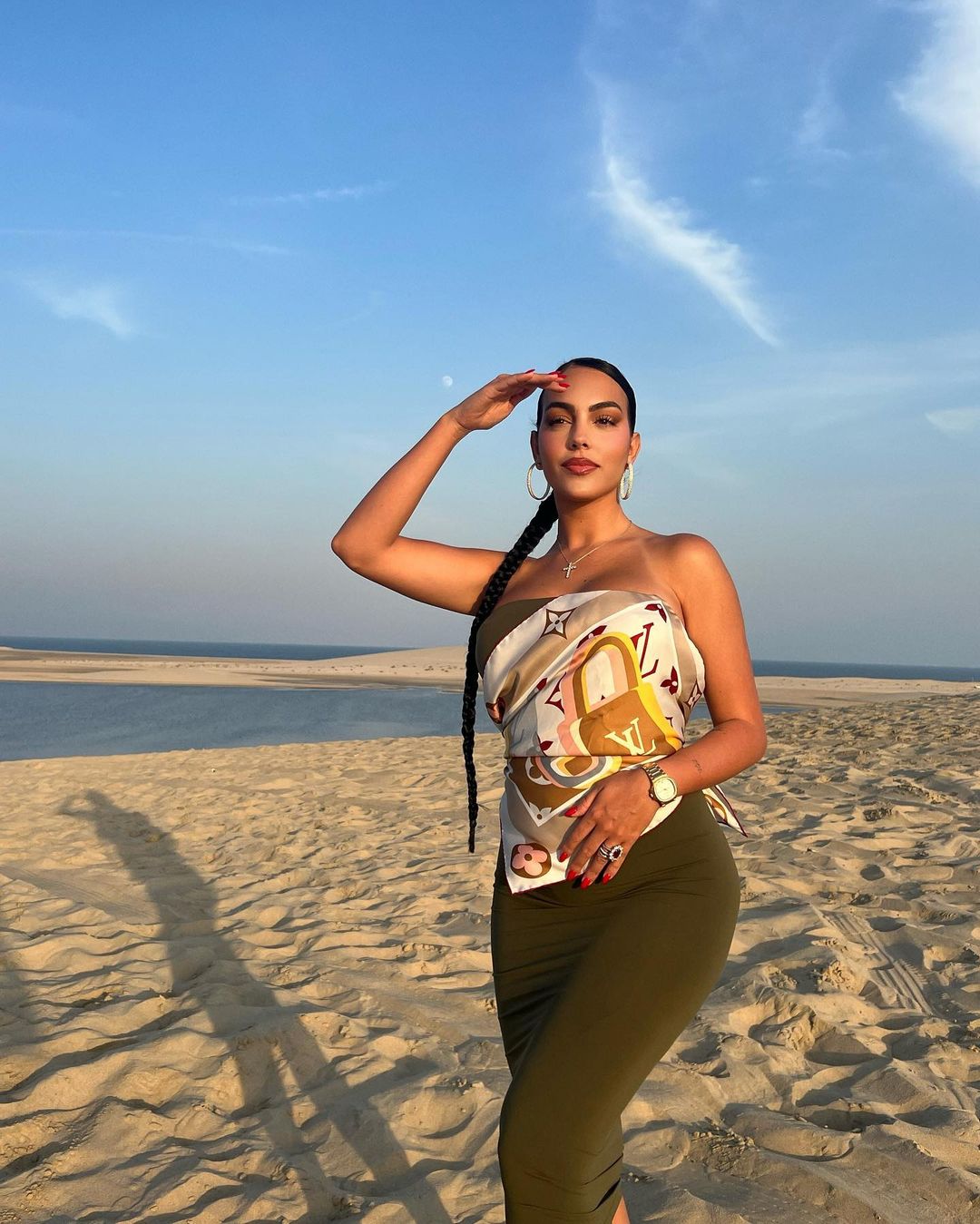 जॉर्जिनाने तिच्या इंस्टाग्राम अकाऊंटवर कतारमधील फोटो शेअर केले आहेत. यामध्ये तिने वाळवंटात फोटोशूट केले आहे. जॉर्जिनासोबतमुलंही आहेत, त्याशिवाय तिने फुटबॉल स्टेडियममधील काही फोटोही शेअर केले आहेत.