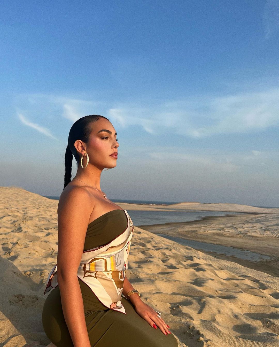 रोनाल्डोची गर्लफ्रेंड जॉर्जिना रॉड्रिग्ज हीदेखील या मोठ्या सामन्यांपूर्वी कतारला पोहोचली आहे. जॉर्जिना काही दिवसांपूर्वी आपल्या मुलांसह कतारला पोहोचली होती. ती पोर्तुगालचा सामना पाहण्यासाठी स्टेडियममध्येही गेली होती. यादरम्यान ती कतारमध्ये सध्या भटकंती करत आहे.