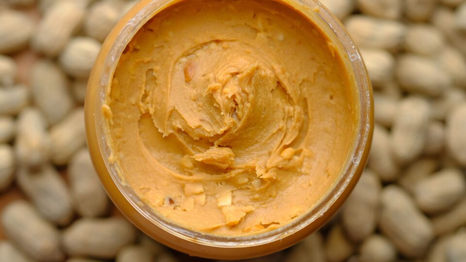 Peanut Butter निरोगी आणि तंदुरुस्त राहू इच्छिता? रेगुलर बटरपेक्षा खा