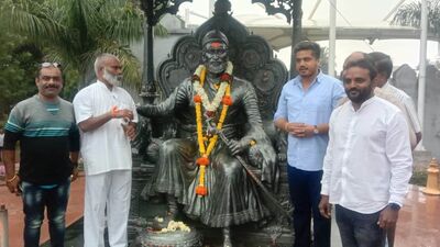 बेळगाव शहरातील मध्यवर्ती भागात असलेल्या छत्रपती शिवाजी महाराज उद्यानाला भेट देऊन रोहित पवारांनी छत्रपती शिवाजी महाराजांच्या पुतळ्याला अभिवादन केलं. <p>बेळगाव शहरातील मध्यवर्ती भागात असलेल्या छत्रपती शिवाजी महाराज उद्यानाला भेट देऊन रोहित पवारांनी छत्रपती शिवाजी महाराजांच्या पुतळ्याला अभिवादन केलं.</p>