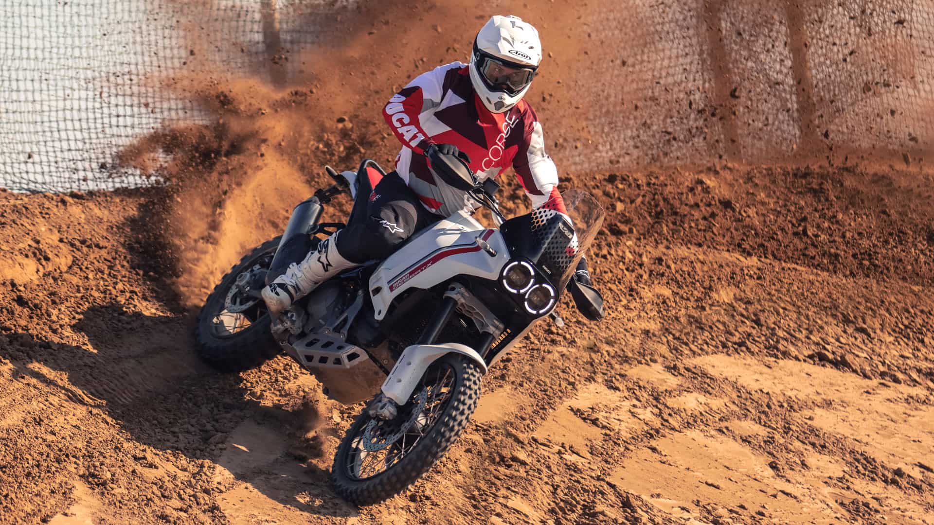 Desert X ऑफरोड बाईक९३७ cc Ducati Testestreta११ डिग्री ट्विन सिलिंडर इंजिन युनिटने डेस्मोड्रोमिक सप्लाय देते.