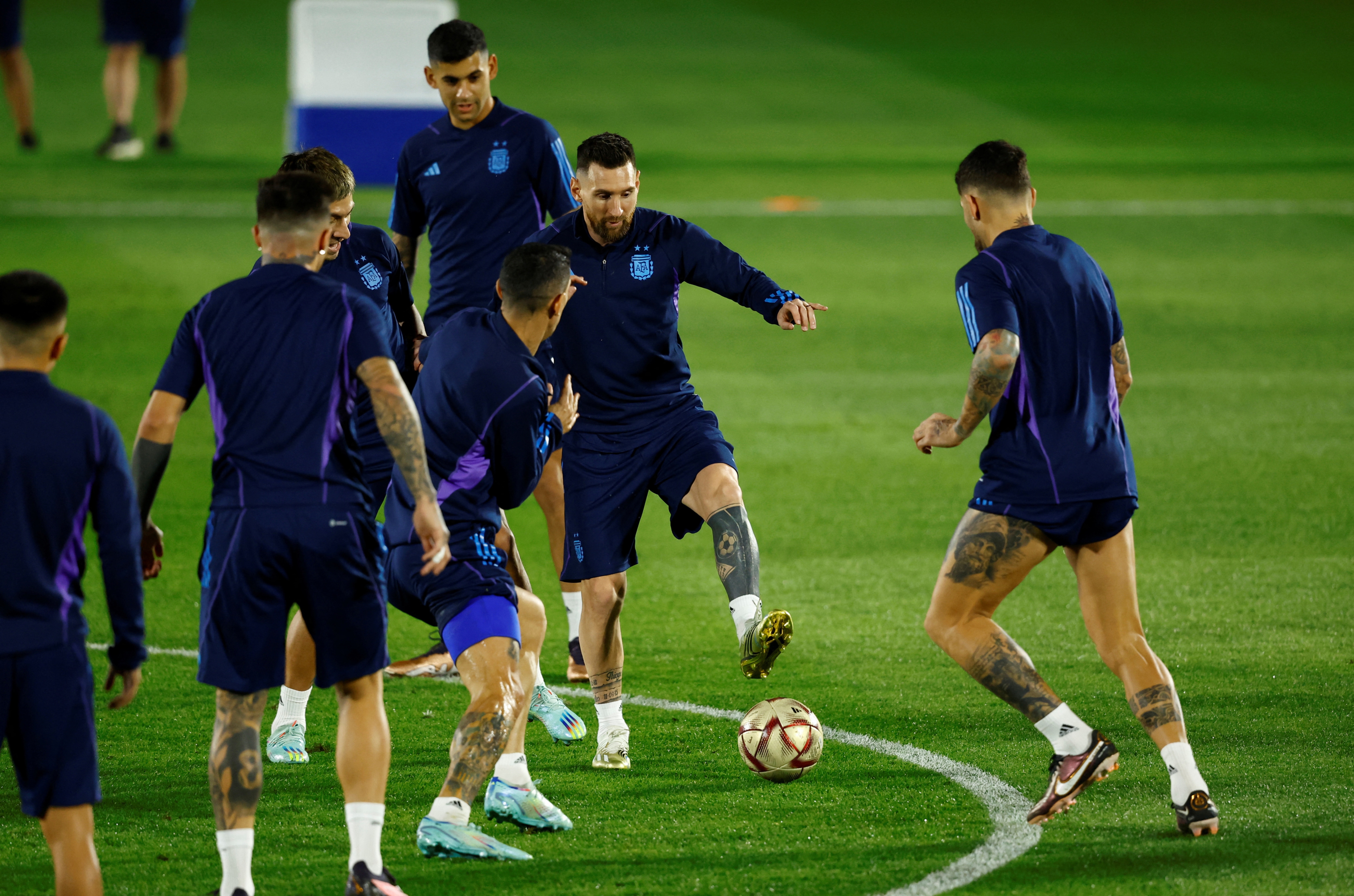 अर्जेंटिनाच्या संघाने आतापर्यंत केवळ दोन वेळा विश्वचषक जिंकला आहे. त्याच वेळी, तीन वेळा (१९३०, १९९०, २०१४) ते फायनल गाठण्यात यशस्वी ठरले आहेत. १९७८ मध्ये डॅनियल पासारेलाच्या नेतृत्वाखाली अर्जेंटिनाने पहिल्यांदा विजेतेपद पटकावले होते. त्यावेळी अंतिम सामन्यात यजमान अर्जेंटिनाने नेदरलँड्सचा ३-१ असा पराभव केला होता.