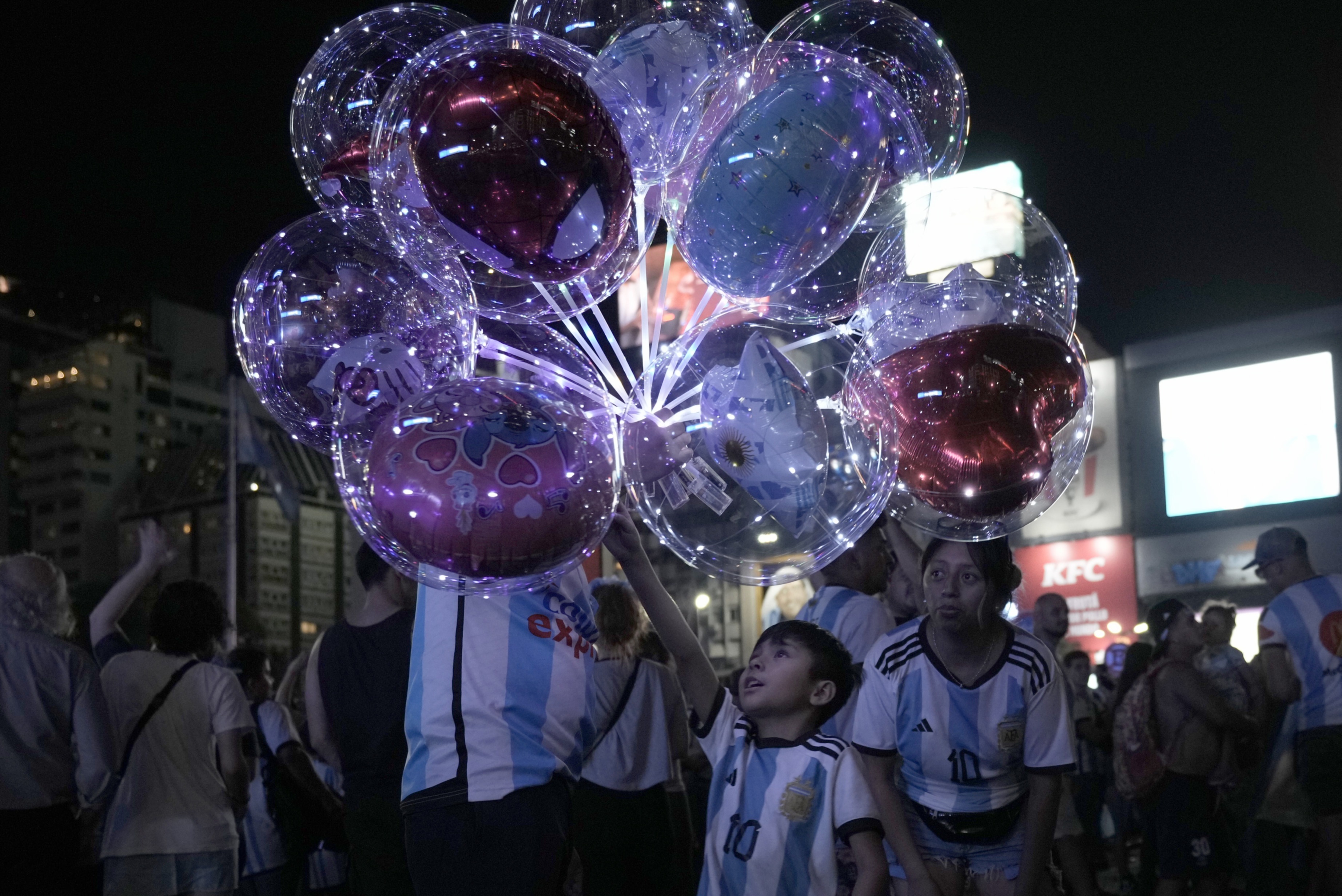 अर्जेंटिनामधील चलनवाढीचा दर दरवर्षी सुमारे १०० टक्के आहे आणि देशातील दहापैकी चार लोक गरिबीत जगत आहेत. अभिनेत्री लैला डेस्मारी म्हणाली, 'आम्ही सर्वजण रोमांचित आहोत. खूप वर्षांनी आम्हाला एवढा आनंद मिळाला. हा अनुभव सुंदर आहे. पुढचे काही दिवस किती चांगले असतील हे सांगता येत नाही. अर्जेंटिनामधील चलनवाढीचा दर दरवर्षी सुमारे १०० टक्के आहे आणि देशातील दहापैकी चार लोक गरिबीत जगत आहेत. अभिनेत्री लैला डेस्मारी म्हणाली, 'आम्ही सर्वजण रोमांचित आहोत. खूप वर्षांनी आम्हाला एवढा आनंद मिळाला. हा अनुभव सुंदर आहे. पुढचे काही दिवस किती चांगले असतील हे सांगता येत नाही.
