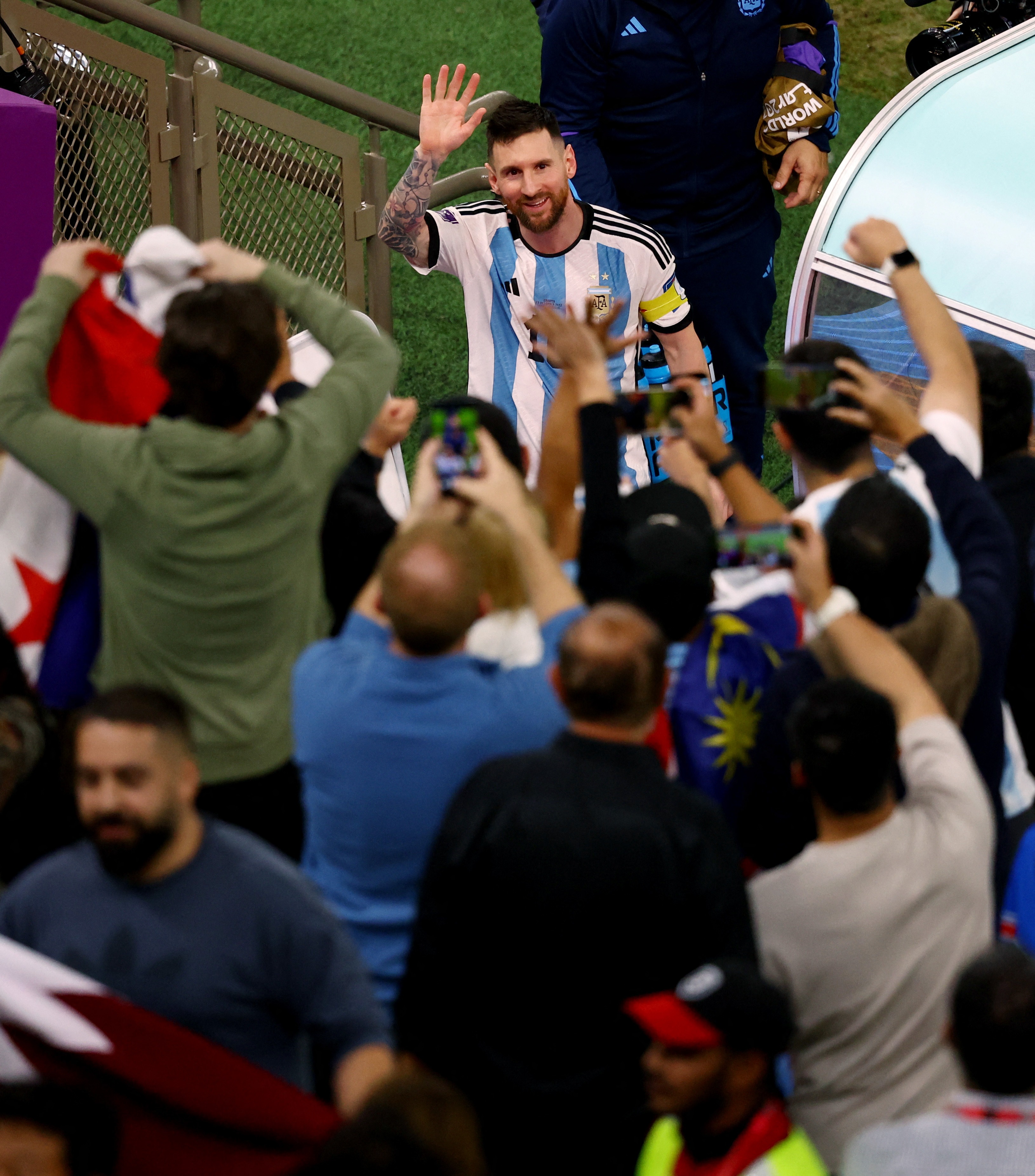 अंतिम फेरीत पोहोचल्यानंतर अर्जेंटिनाच्या खेळाडूंनी डान्सही केला. ७ नंबरची जर्सी परिधान करणाऱ्या रॉड्रिगो डी पॉलने आपली जर्सी काढून तुफान डान्स केला.