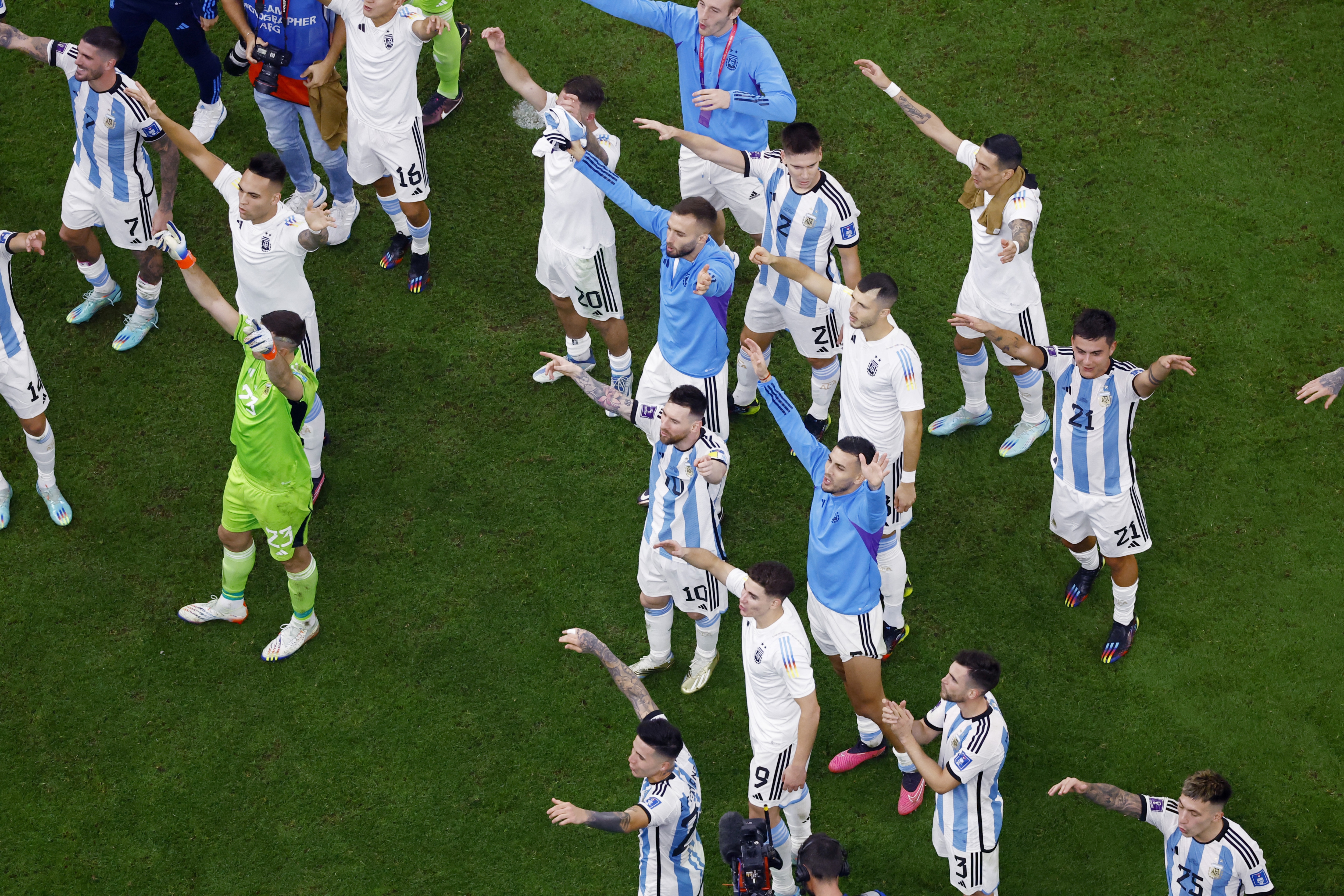 अर्जेंटिनाच्या खेळाडूंनी विजयाचा आनंद साजरा करण्यात कोणतीही कसर ठेवली नाही. सामन्यानंतर अर्जेंटिनाचे खेळाडू आपल्या चाहत्यांच्या स्टँडकडे गेले. सर्वांनी तिथे जाऊन चाहत्यांसोबत विजय साजरा केला.