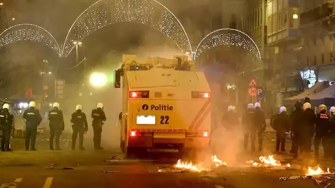 सेमी फायनलच्या सामन्यानंतर अनेक ठिकाणी फ्रान्स आणि मोरोक्कोच्या चाहत्यांमध्ये हाणामारी झाली. अनेक ठिकाणी हिंसक चकमकीही झाल्या. यानंतर पोलिसांना हस्तक्षेप करावा लागला. जमावाला पांगवण्यासाठी पोलिसांनी पाण्याच्या तोफांचा आणि अश्रुधुराचा वापर केला. यानंतर संपूर्ण फ्रान्समध्ये मोठ्या प्रमाणात पोलीस तैनात करण्यात आले आहेत. सेमी फायनलच्या सामन्यानंतर अनेक ठिकाणी फ्रान्स आणि मोरोक्कोच्या चाहत्यांमध्ये हाणामारी झाली. अनेक ठिकाणी हिंसक चकमकीही झाल्या. यानंतर पोलिसांना हस्तक्षेप करावा लागला. जमावाला पांगवण्यासाठी पोलिसांनी पाण्याच्या तोफांचा आणि अश्रुधुराचा वापर केला. यानंतर संपूर्ण फ्रान्समध्ये मोठ्या प्रमाणात पोलीस तैनात करण्यात आले आहेत.