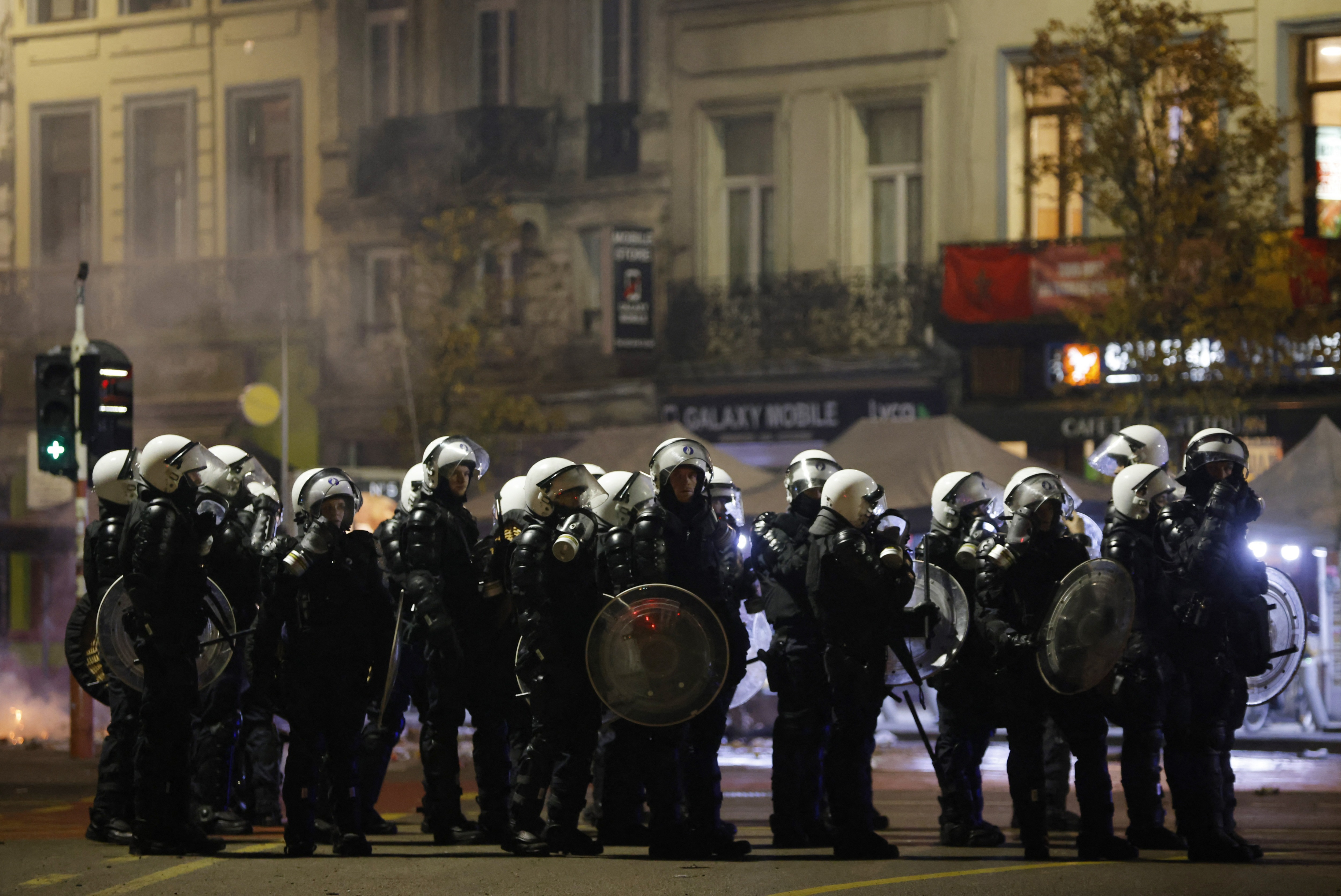 दरम्यान, याआधी १० डिसेंबरलाही पॅरिसमध्ये अशा प्रकारची हाणामारी झाली होती. त्यावेली फिफामध्ये मोरोक्कोने पोर्तुगालचा पराभव केला होता. यानंतर पोलिसांनी सुरक्षेची सर्व व्यवस्था केली होती.
