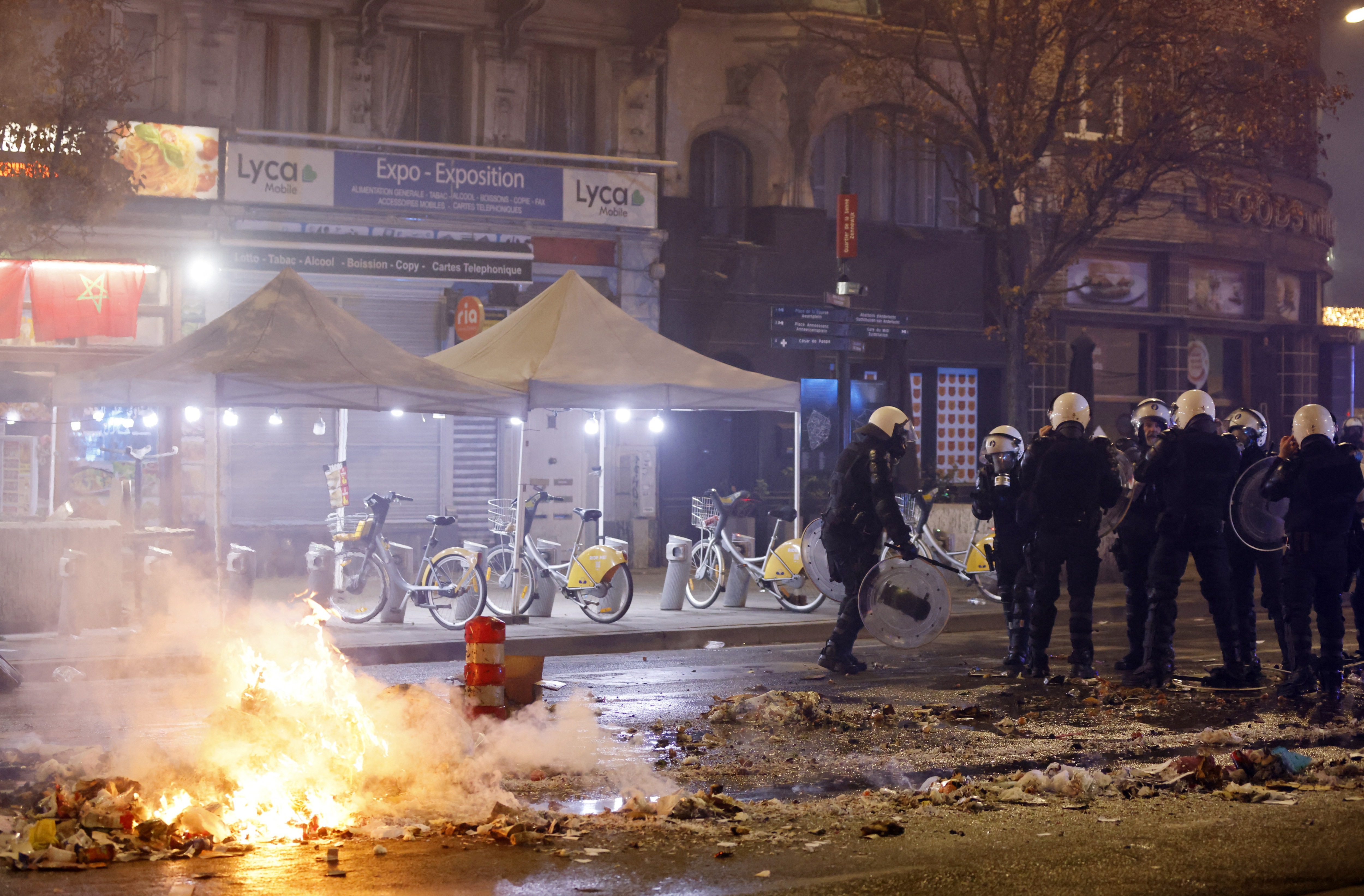 फ्रान्स फायनलध्ये पोहोचल्यानंतर पॅरिसमध्ये चाहत्यांनी रस्त्यावर उतरून आनंदोत्सव साजरा केला. पण अनेक ठिकाणी मोरोक्कन चाहत्यांशी त्यांचे भांडण झाले. फ्रान्सला मोरोक्कोचे संरक्षक राज्य मानले जाते, अशा परिस्थितीत मोरोक्कन नागरिक मोठ्या संख्येने येथे राहतात.