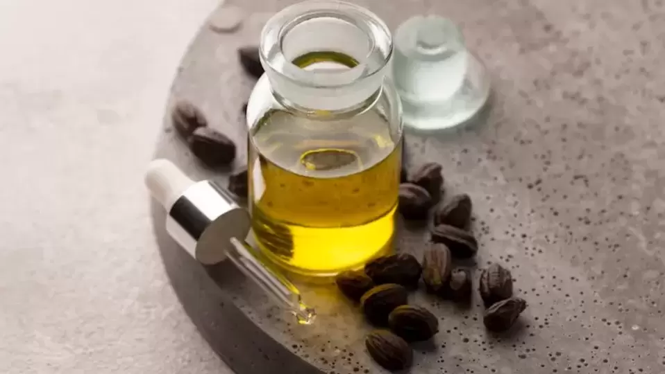 Treating Dandruff हिवाळ्यात कोंड्याच्या समस्येपासून सुटका मिळवण्यासाठी