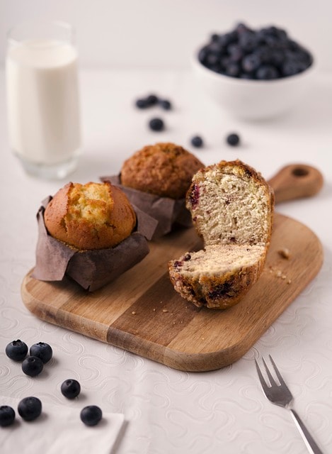 &nbsp;नंतर मिश्रण दुसर्‍या भांड्यात ओता आणि बदाम, बेदाणे, काजू पसरवा. नंतर ओव्हनमध्ये ठेवा. पण वरून, टूथ पिकाने केक किती मऊ आहे ते तपासा. सर्वकाही थंड झाल्यावर, &nbsp;मिल्क केक बाहेर काढा.