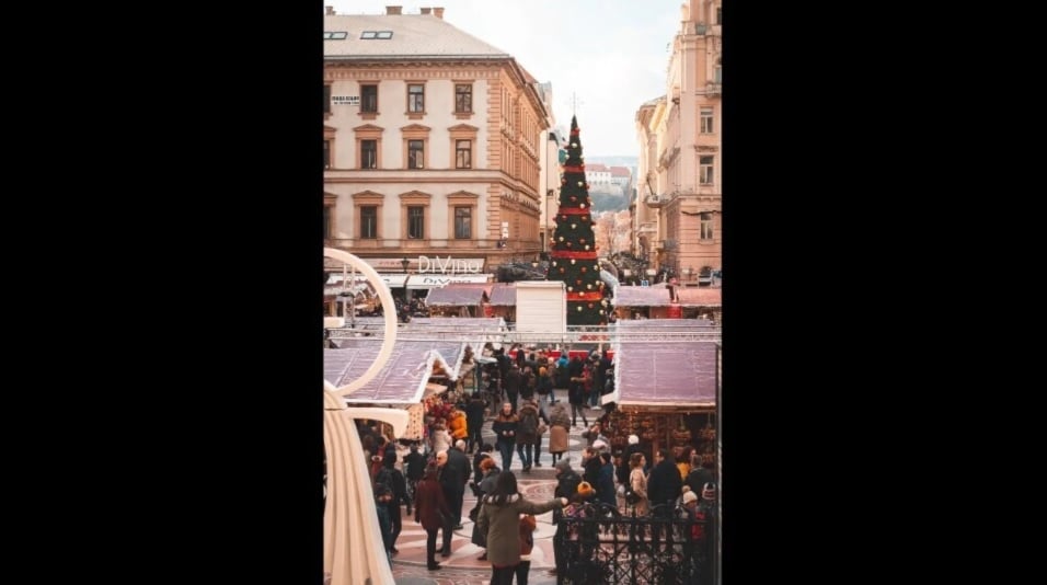 ख्रिसमस मार्केटमध्ये गर्दीचे स्टॉल, हॉट मल्ड वाइन, जिंजरब्रेड, सॉसेज आणि इतर स्वादिष्ट पदार्थ असतात. स्लीग सीझन आणि आनंदी व्यवस्था आणि क्रिसमस-मास मेळ्यांसह, जगभरातली ही ८ आश्चर्यकारक ख्रिसमस मार्केट आज पाहुया.