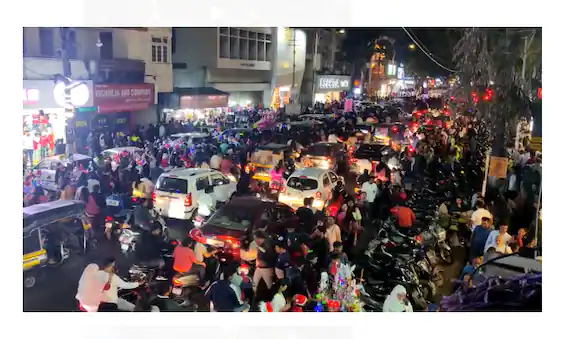 पुण्यातील जंगली महाराज रोड, फर्ग्युसन रस्ता तसेच कॅम्प परिसरातील एमजी मार्गावर मोठ्या प्रमाणात नागरिक जमले होते. पुण्यातील जंगली महाराज रोड, फर्ग्युसन रस्ता तसेच कॅम्प परिसरातील एमजी मार्गावर मोठ्या प्रमाणात नागरिक जमले होते. 