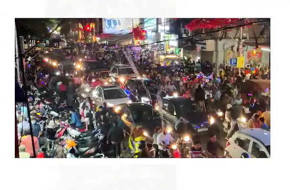 एमजी मार्गावर आज ख्रिसमसनिमित्त वॉकिंग प्लाझा घोषित करण्यात आला होता. मोठ्या प्रमाणात नागरिक आणि व्यावसायिक या ठिकाणी जमले होते. एमजी मार्गावर आज ख्रिसमसनिमित्त वॉकिंग प्लाझा घोषित करण्यात आला होता. मोठ्या प्रमाणात नागरिक आणि व्यावसायिक या ठिकाणी जमले होते. 