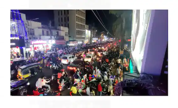 या ठिकाणी लहानमुलांचा उत्साह जास्त जाणवत होता. रस्त्यावर रोषणाई करण्यात आली होती. विविधवेशभुशेत असलेले नागरिक लहान मुलांना गिफ्ट देत होते. या ठिकाणी लहानमुलांचा उत्साह जास्त जाणवत होता. रस्त्यावर रोषणाई करण्यात आली होती. विविधवेशभुशेत असलेले नागरिक लहान मुलांना गिफ्ट देत होते. 