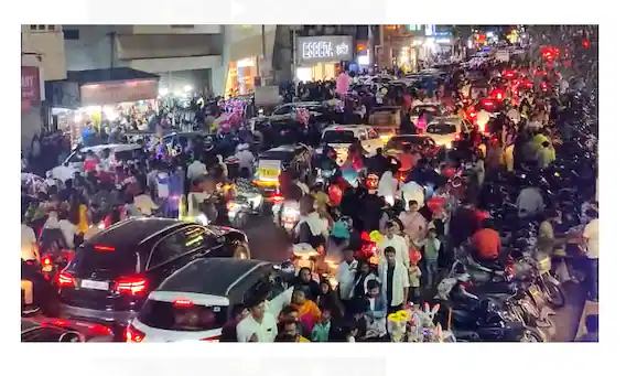 नाताळ सण आज पुण्यात जल्लोषात साजरा करण्यात आला. सर्व प्रमुख रस्ते आज नगरिकांमुळे फुलून गेले होते. गैर प्रकार टाळण्यासाठी पोलिसांनी चोख बंदोबस्त तैनात केला होता.&nbsp;