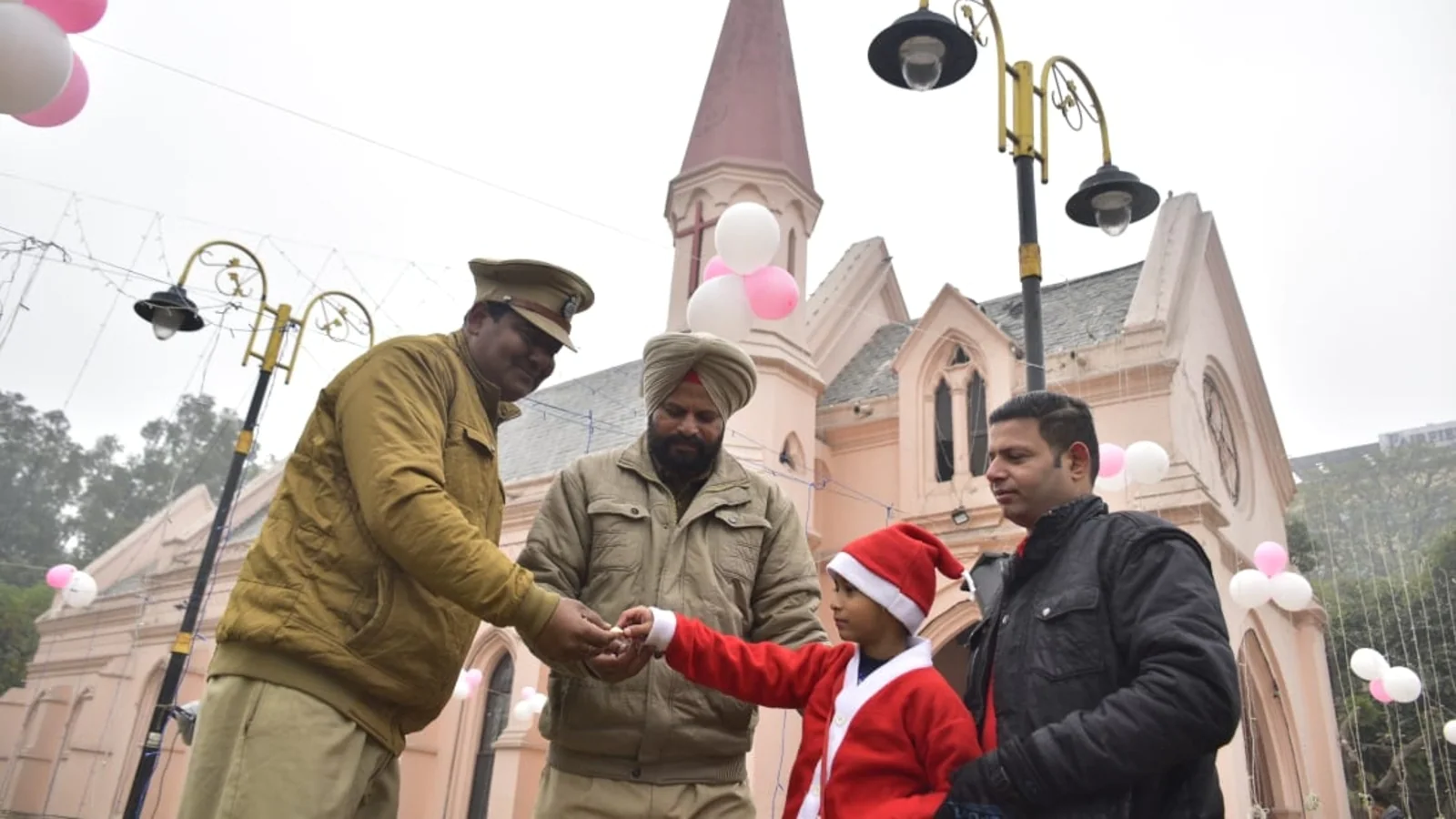 अशीया खंडातील दुसरे मोठे चर्च असलेले छत्तीसगडच्या अवर लेडी ऑफ द रोझरी चर्चमध्ये प्रार्थनेसाठी नागरिक एकत्र जमले होते. जशपूर येथे असलेल्या या चर्चमध्ये अंदाजे १० हजारहून अधिक नागरिक प्रार्थना करू शकतात. देशातील सर्वोच्च नेत्यांनी शांतता आणि प्रेमाचा संदेश देत ख्रिसमसच्या शुभेच्छा दिल्या. अमृतसर येथे एक मुलगा ख्रिसमसनिमित्त पोलीस अधिकार्यांना शुभेच्छा दिल्या. या सोबतच त्याने काही खाद्यपदार्थ देखील त्यांच्या सोबत शेअर केले. अशीया खंडातील दुसरे मोठे चर्च असलेले छत्तीसगडच्या अवर लेडी ऑफ द रोझरी चर्चमध्ये प्रार्थनेसाठी नागरिक एकत्र जमले होते. जशपूर येथे असलेल्या या चर्चमध्ये अंदाजे १० हजारहून अधिक नागरिक प्रार्थना करू शकतात. देशातील सर्वोच्च नेत्यांनी शांतता आणि प्रेमाचा संदेश देत ख्रिसमसच्या शुभेच्छा दिल्या. अमृतसर येथे एक मुलगा ख्रिसमसनिमित्त पोलीस अधिकार्यांना शुभेच्छा दिल्या. या सोबतच त्याने काही खाद्यपदार्थ देखील त्यांच्या सोबत शेअर केले. 