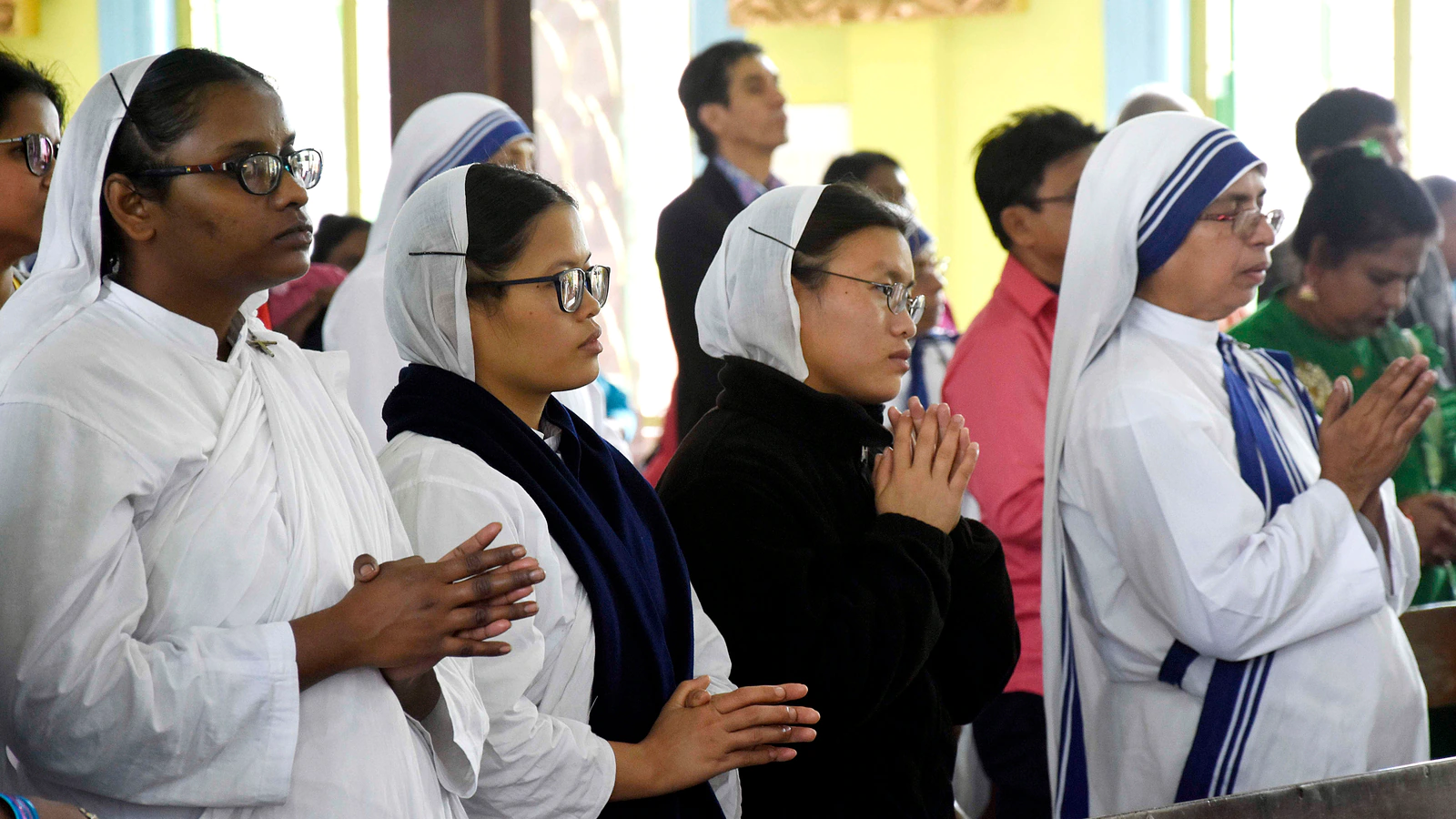 कोलकाता येथील चर्चमध्ये नन्स प्रार्थना करत असतांना.&nbsp;